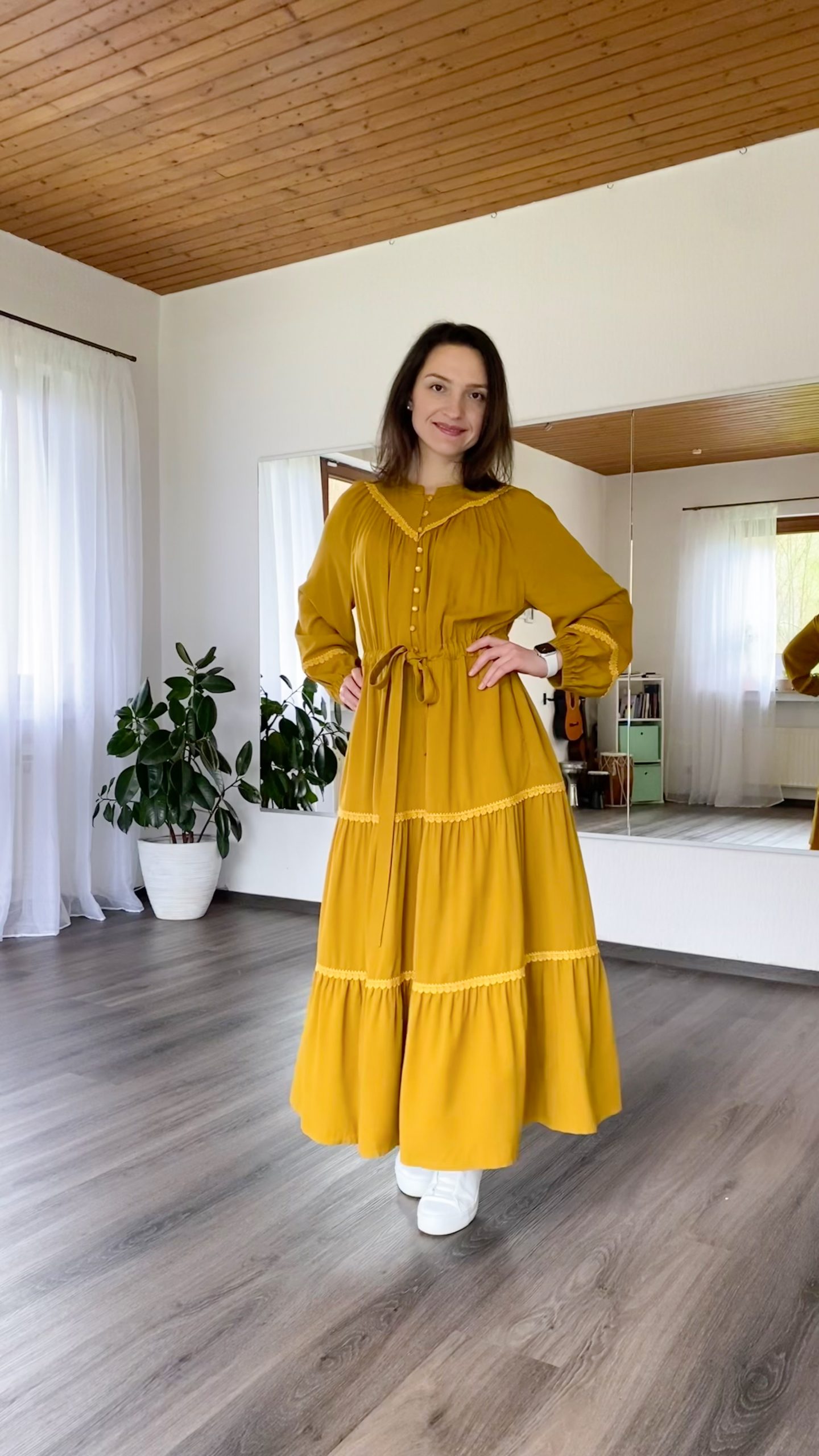 Kleid mit Stufenrock und Spitze (Raglan) – Bild 5