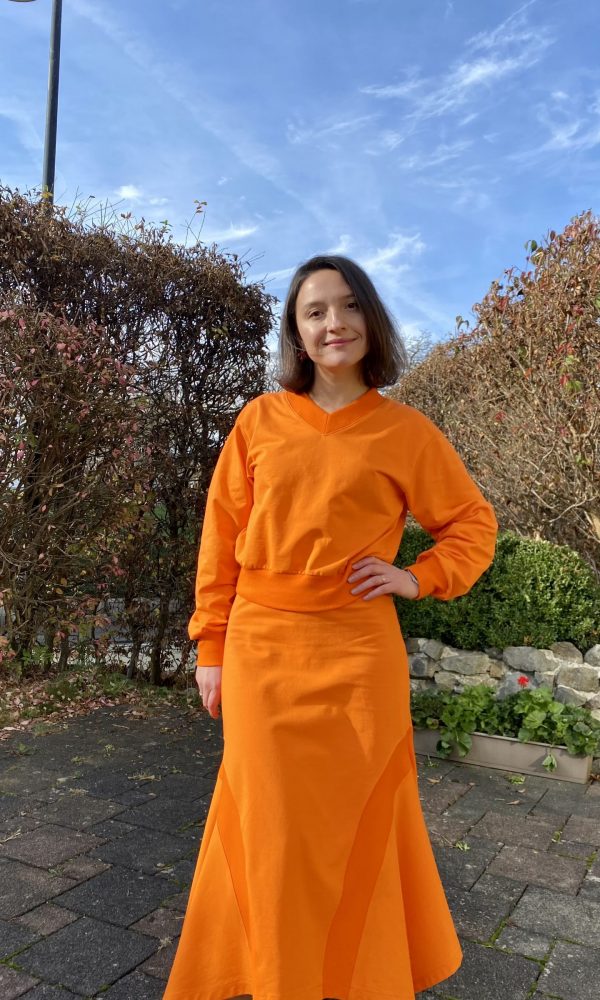 Sweatshirt with V-neck