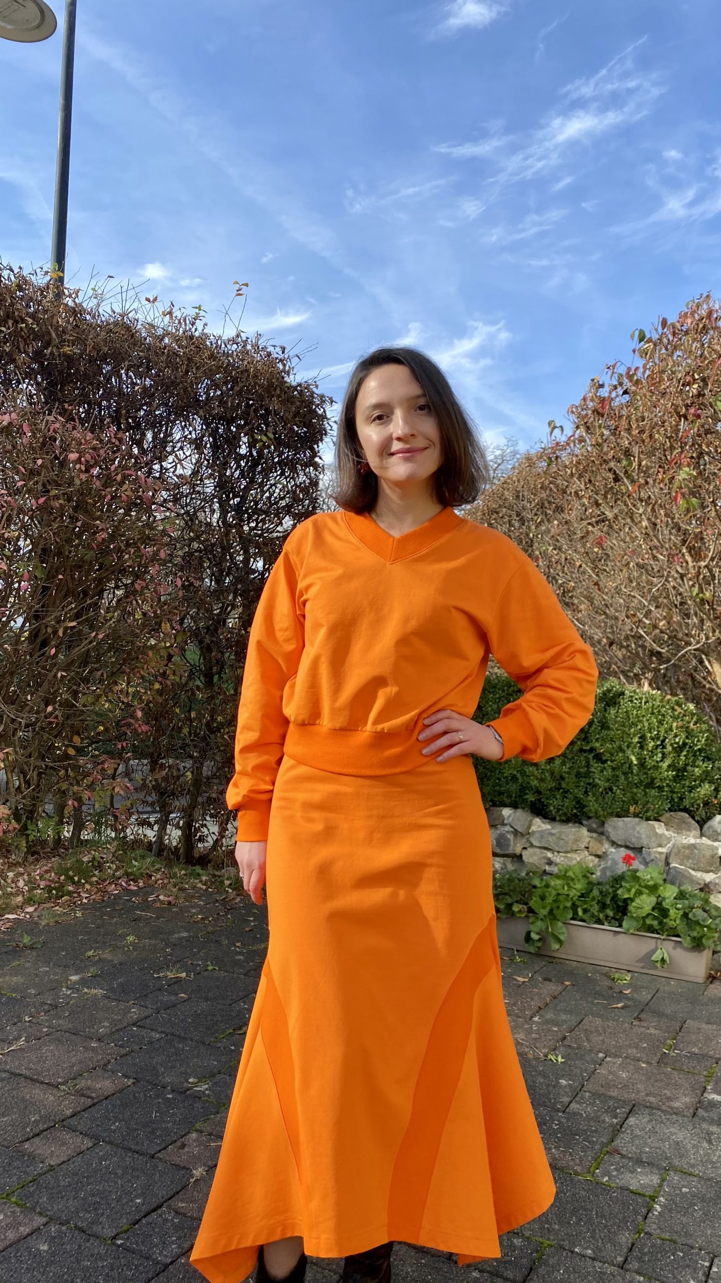 Sweatshirt with V-neck and skirt with corners - Image 8