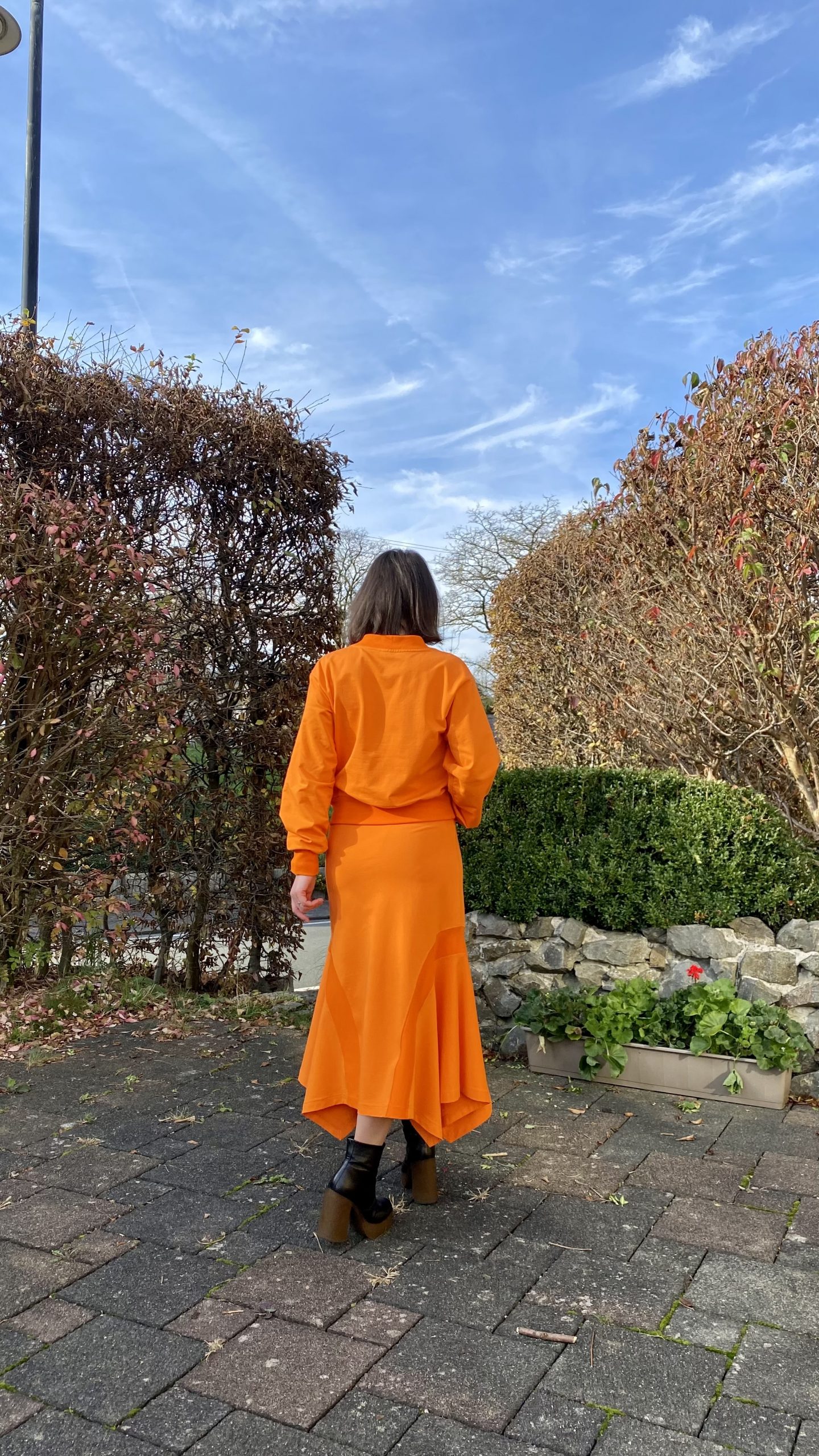 Sweatshirt with V-neck and skirt with corners - Image 2