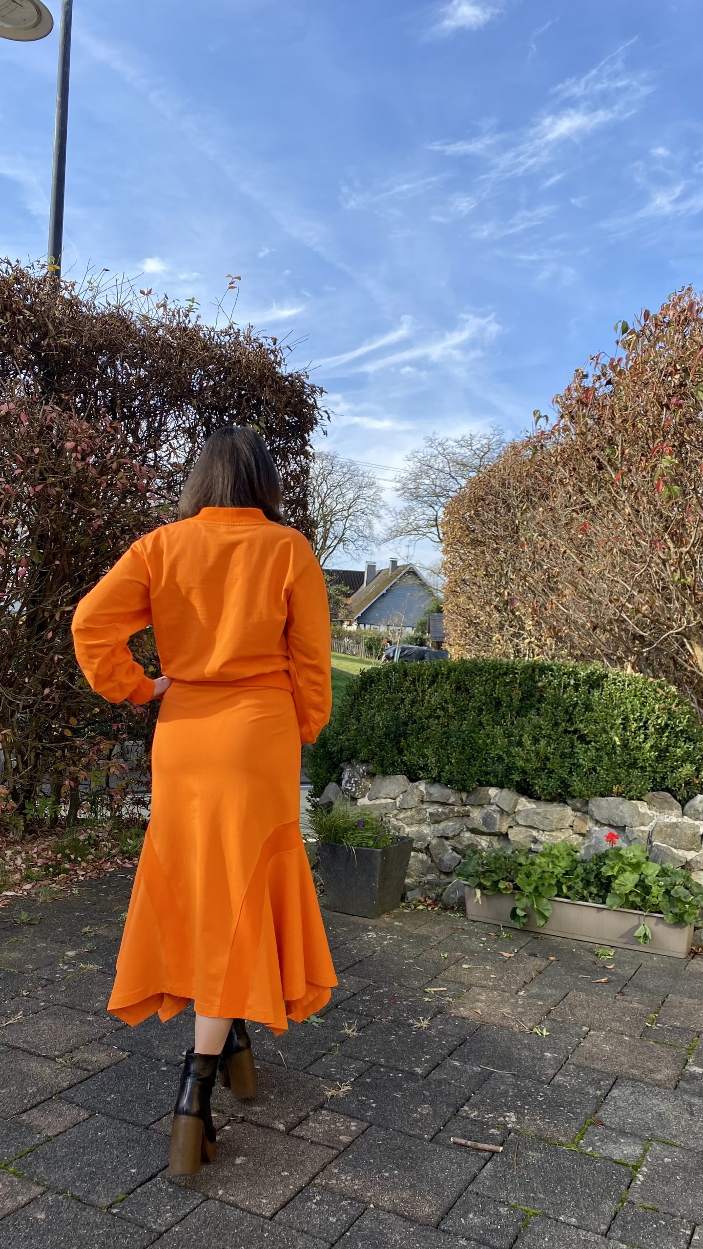 Sweatshirt with V-neck and skirt with corners - Image 9