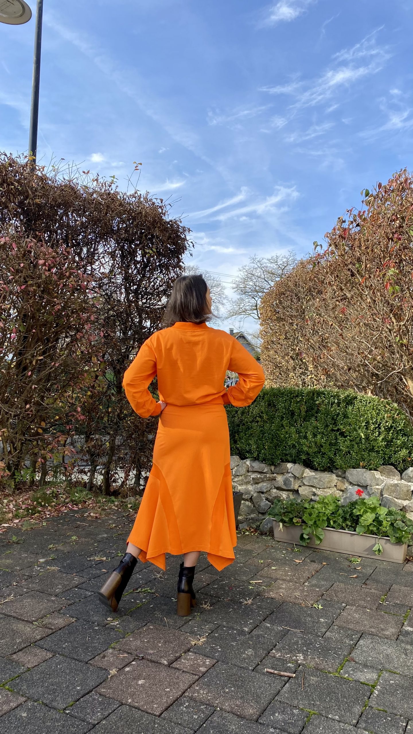 Sweatshirt with V-neck and skirt with corners - Image 4