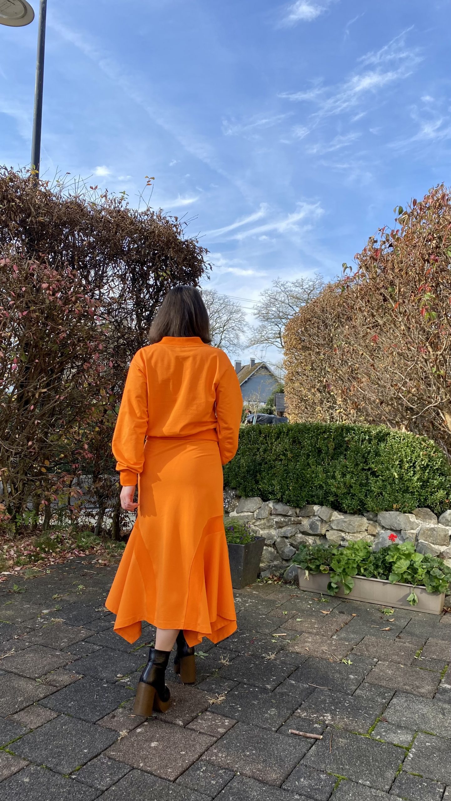Sweatshirt with V-neck and skirt with corners - Image 10