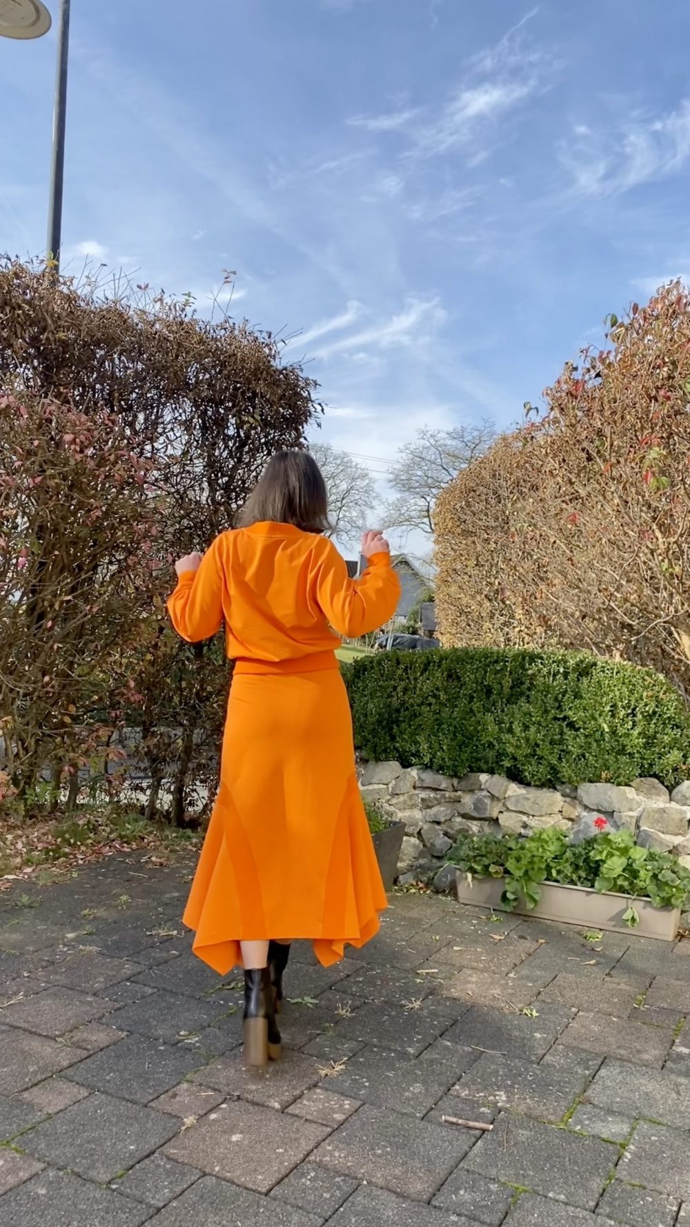 Sweatshirt with V-neck and skirt with corners - Image 14