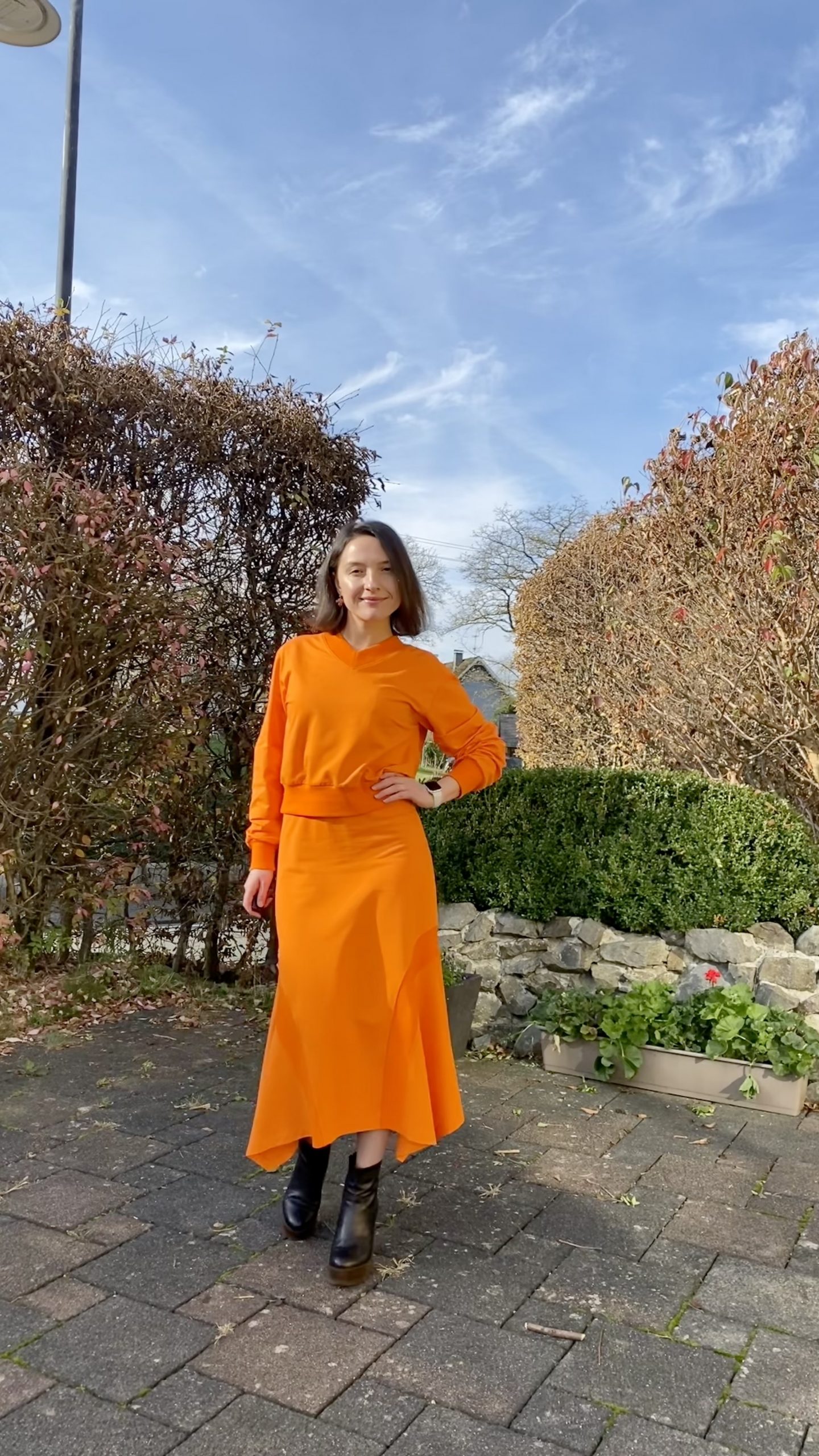 Sweatshirt with V-neck and skirt with corners - Image 13