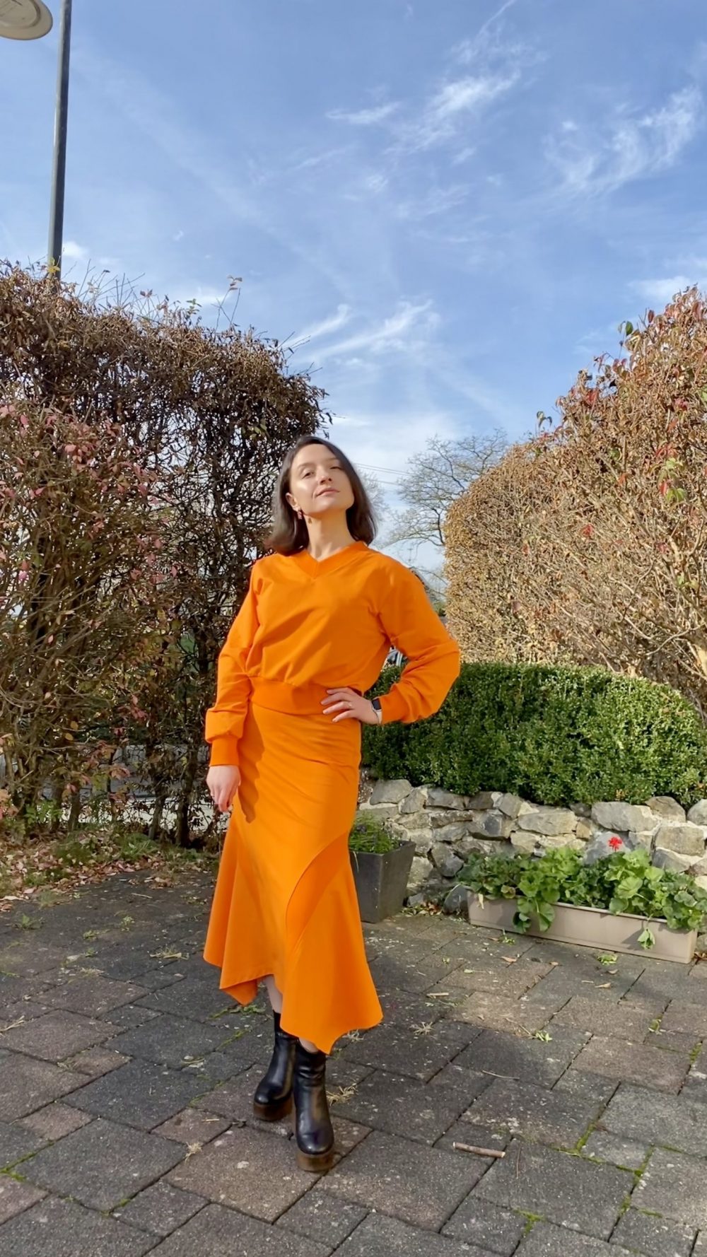Sweatshirt with V-neck and skirt with corners