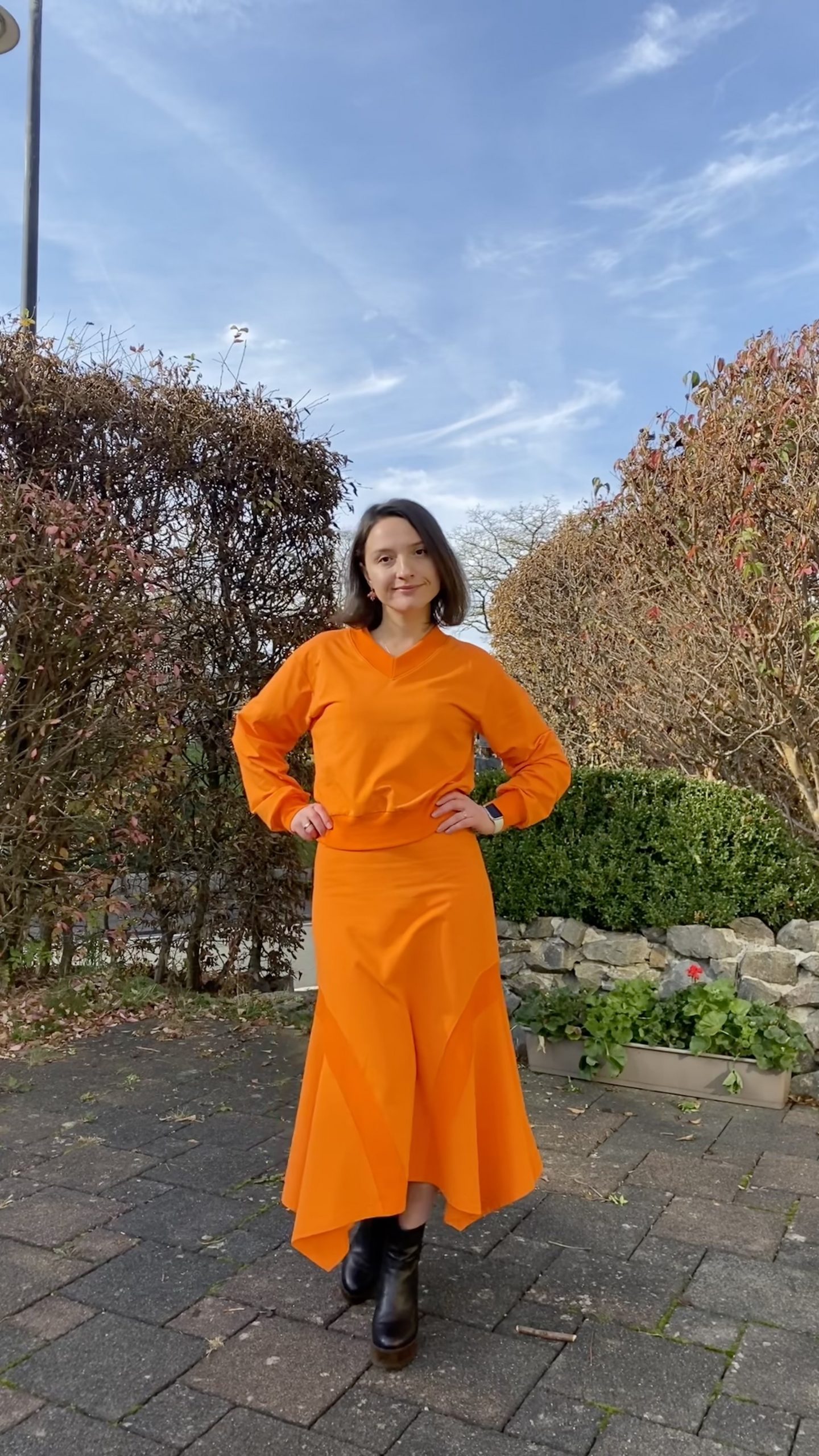 Sweatshirt with V-neck and skirt with corners - Image 6