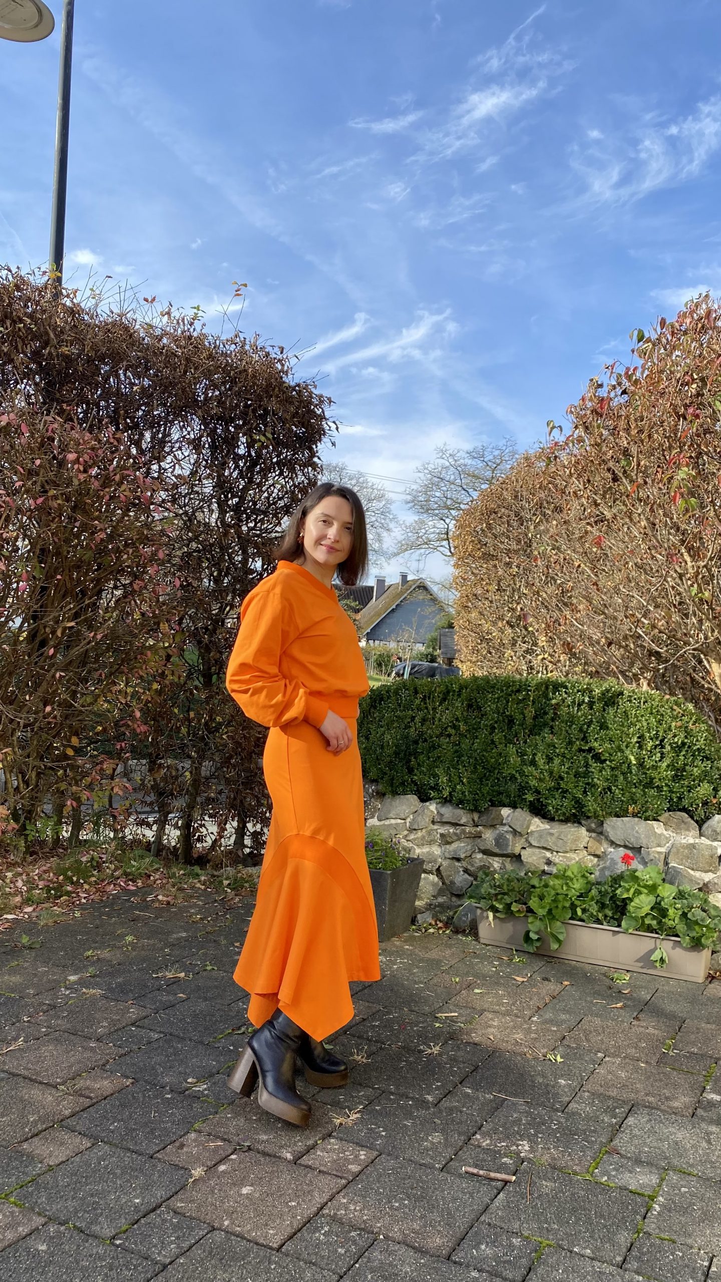 Sweatshirt with V-neck and skirt with corners - Image 12