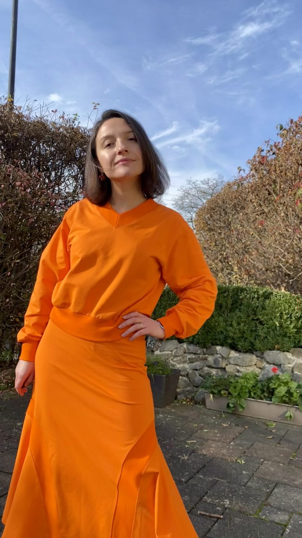 Sweatshirt with V-neck and skirt with corners - Image 5