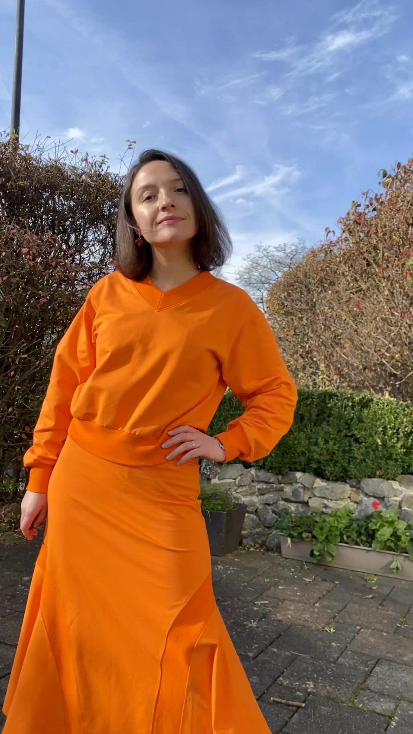 Sweatshirt with V-neck and skirt with corners - Image 5