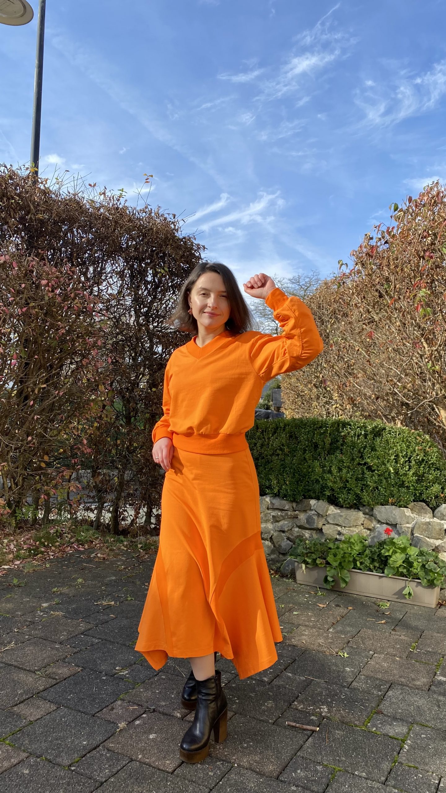 Sweatshirt with V-neck and skirt with corners - Image 15