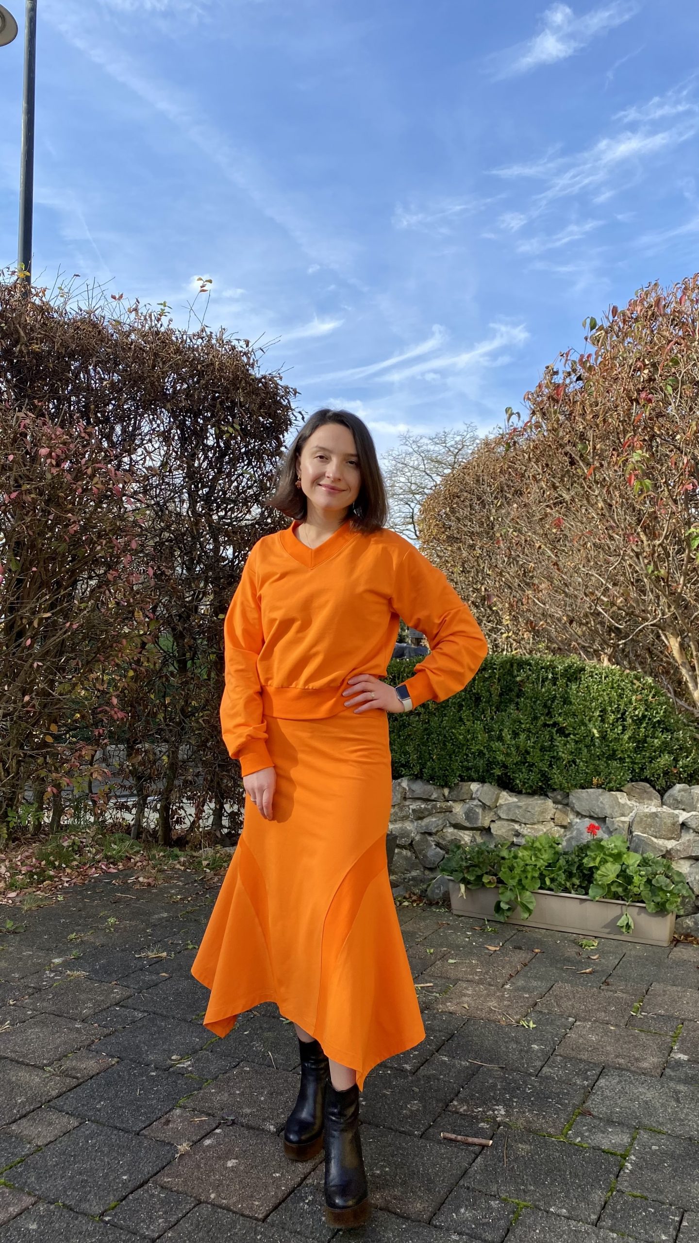 Sweatshirt with V-neck and skirt with corners - Image 7