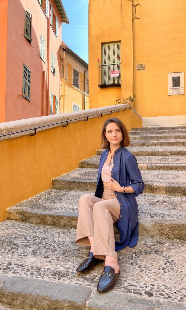 Elongated shirt and wide trousers
