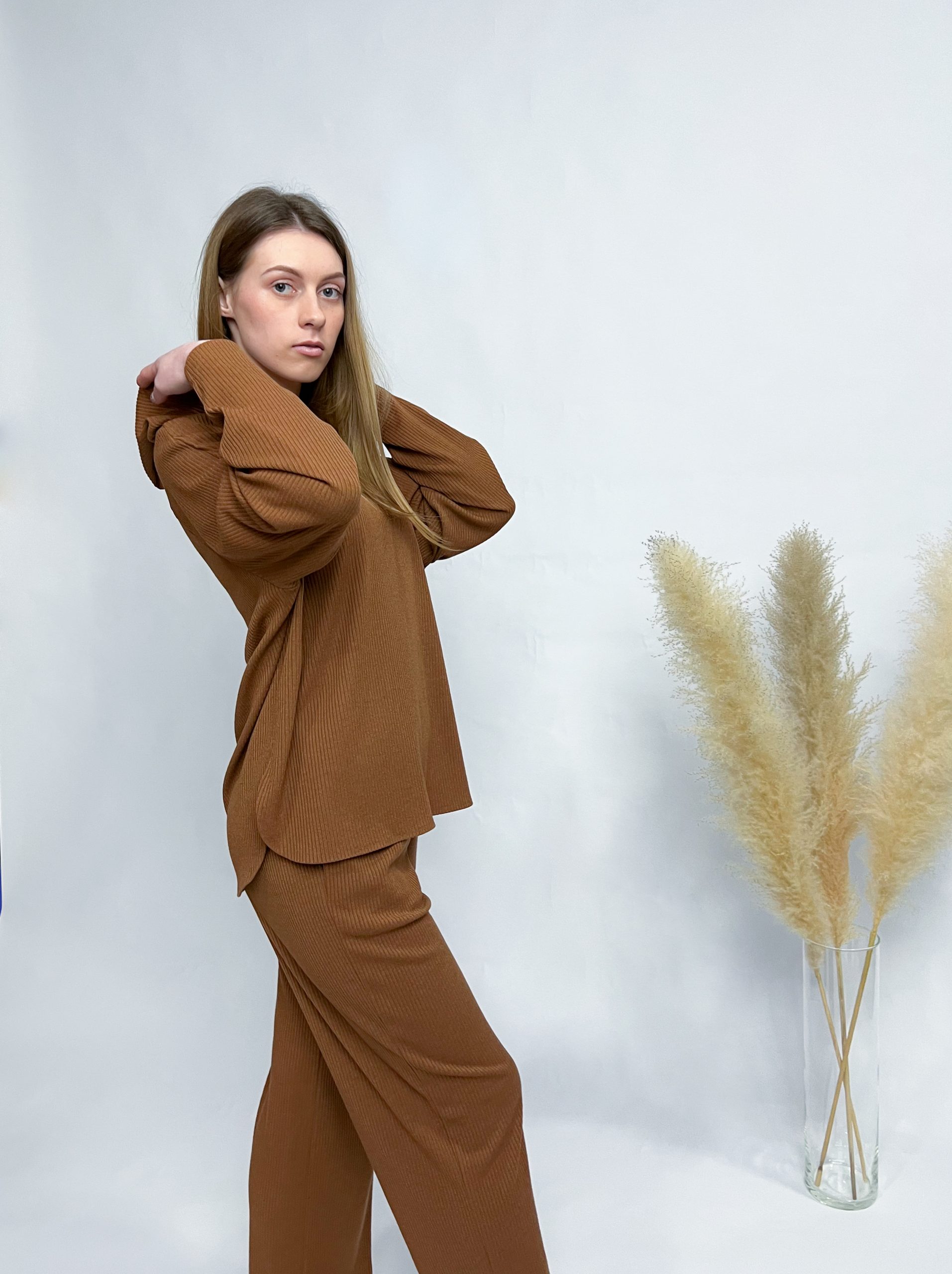 Klassisches Hoodie und weite Hose – Bild 17