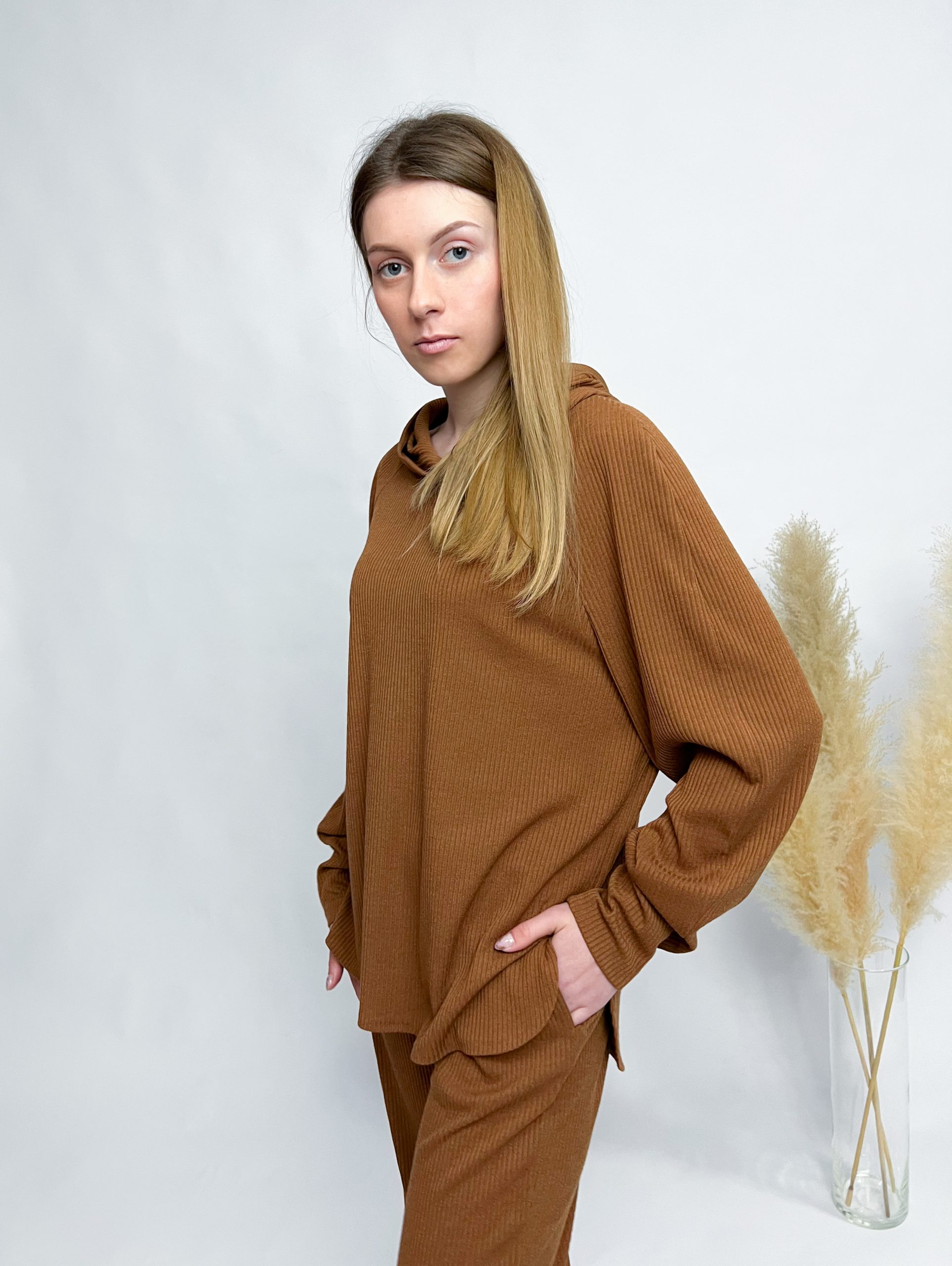 Klassisches Hoodie und weite Hose – Bild 16