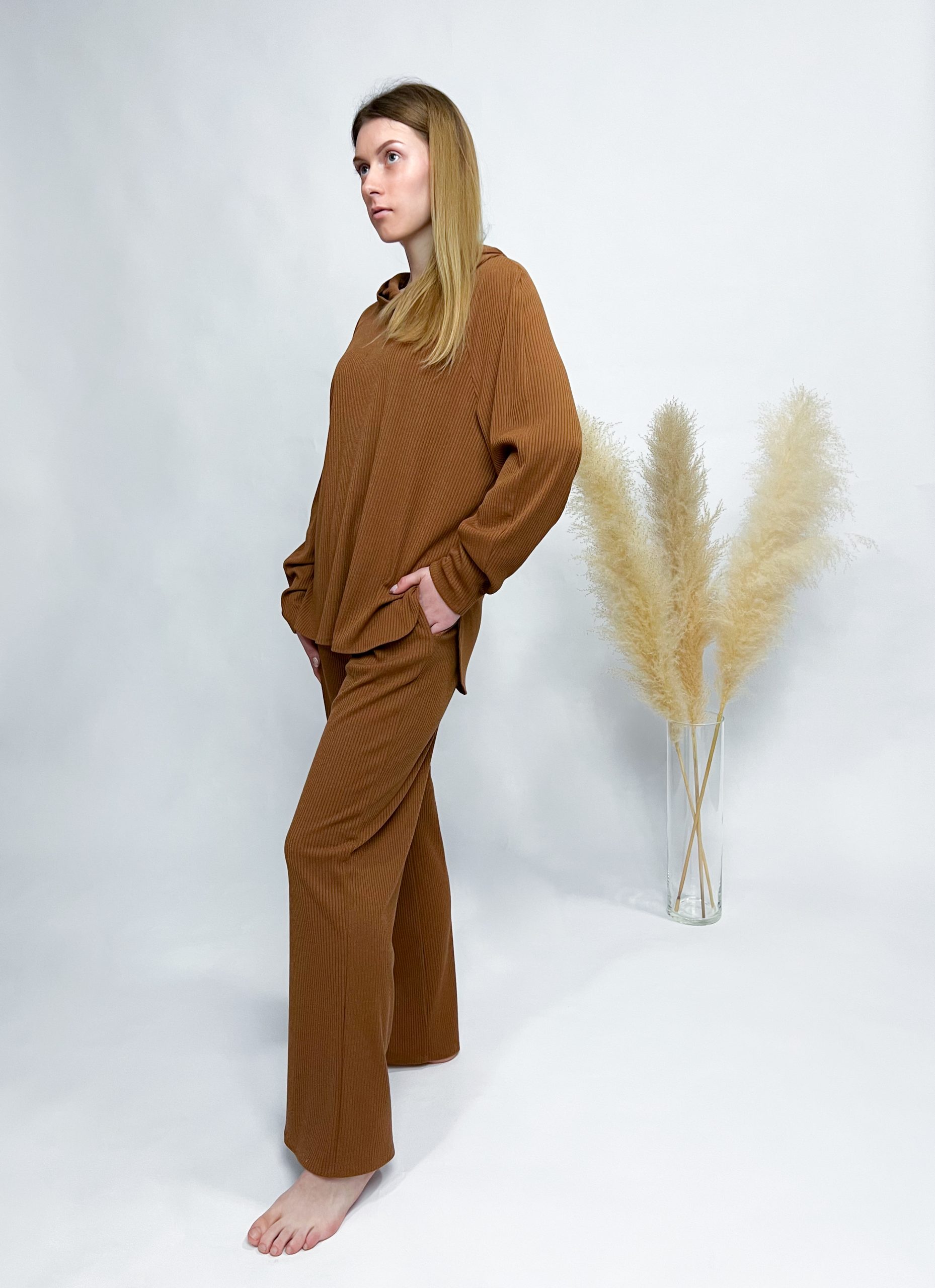 Klassisches Hoodie und weite Hose – Bild 15