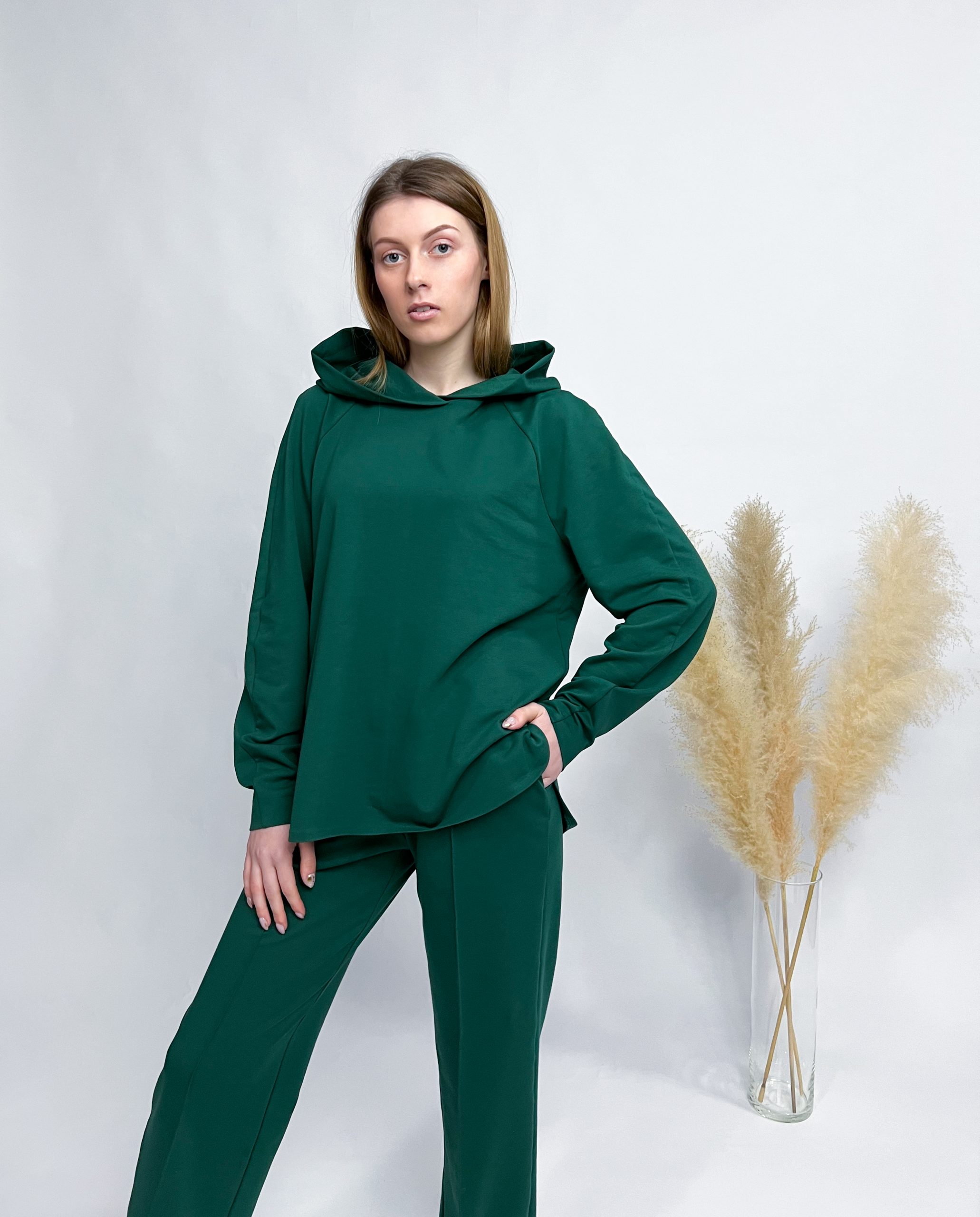 Klassisches Hoodie und weite Hose – Bild 13