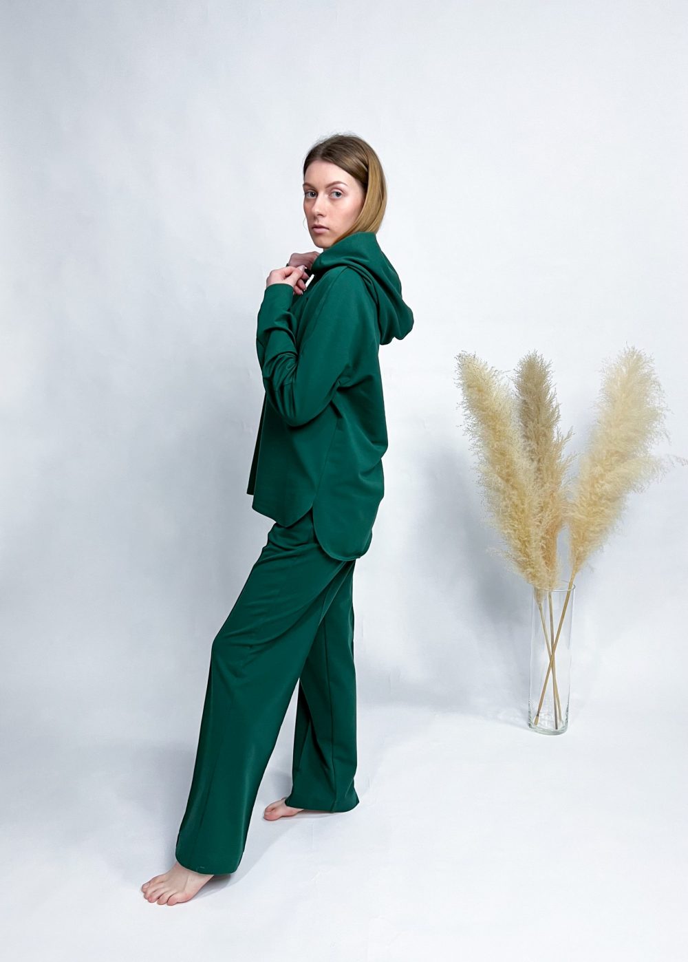 Klassisches Hoodie und weite Hose – Bild 12