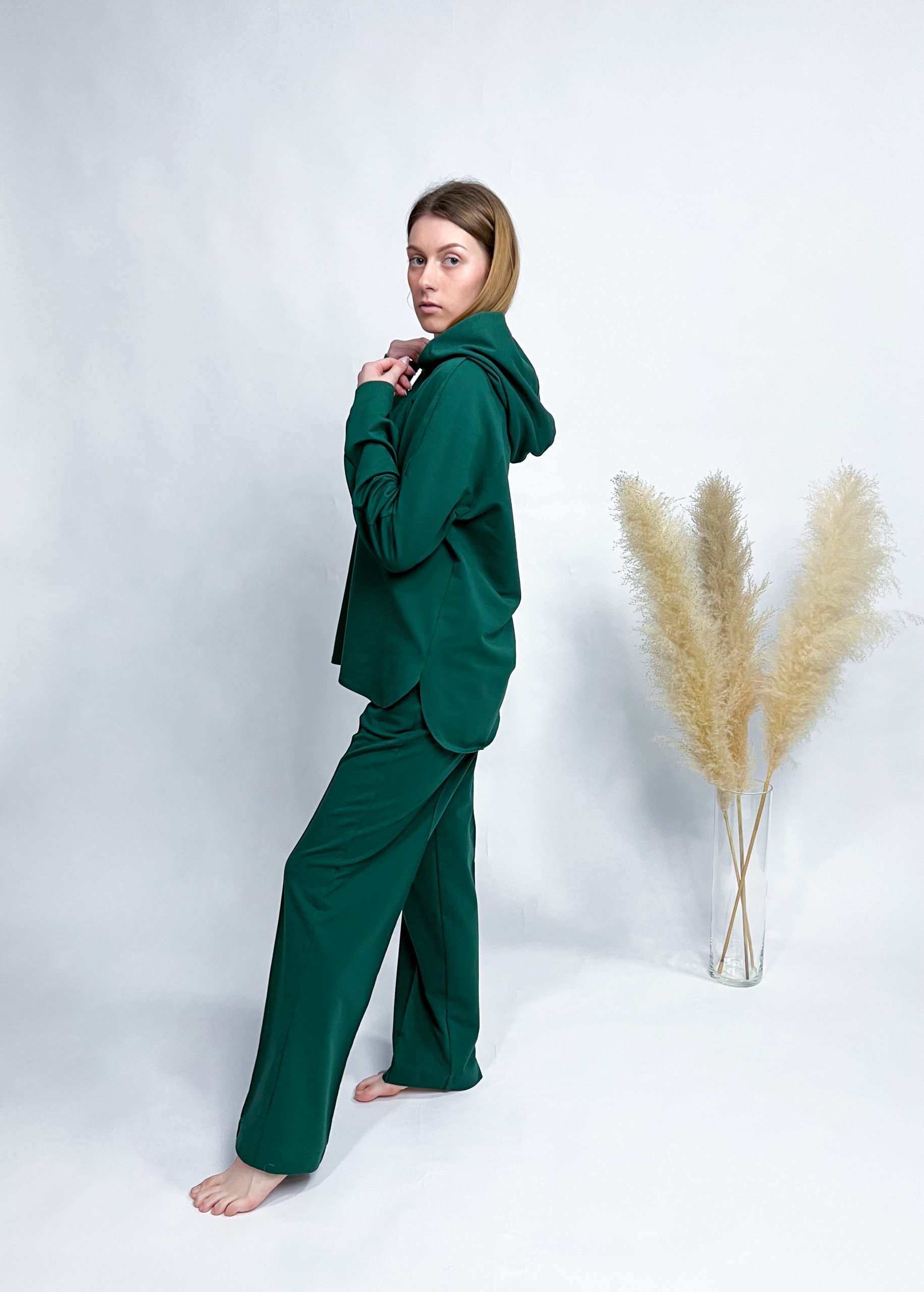 Klassisches Hoodie und weite Hose – Bild 12