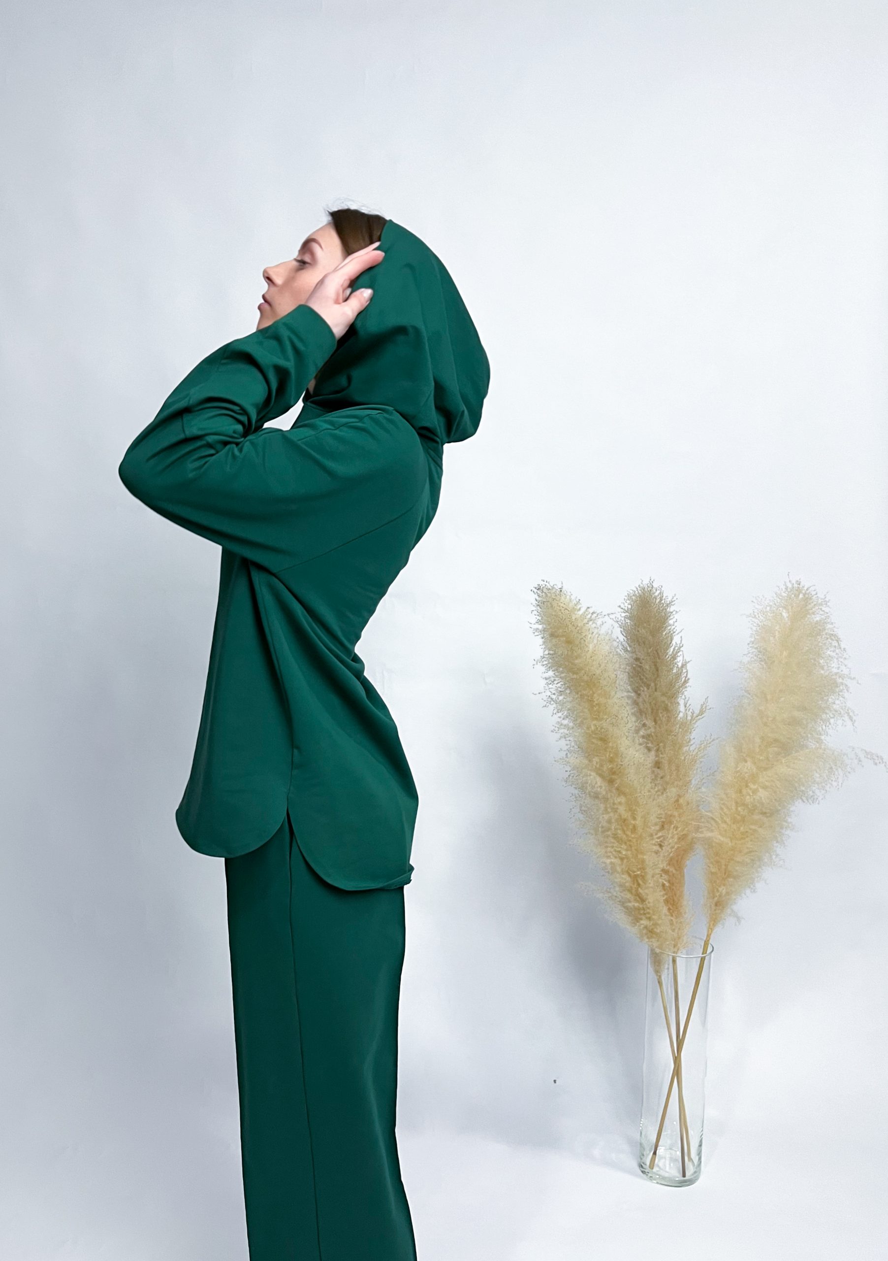 Klassisches Hoodie und weite Hose – Bild 11
