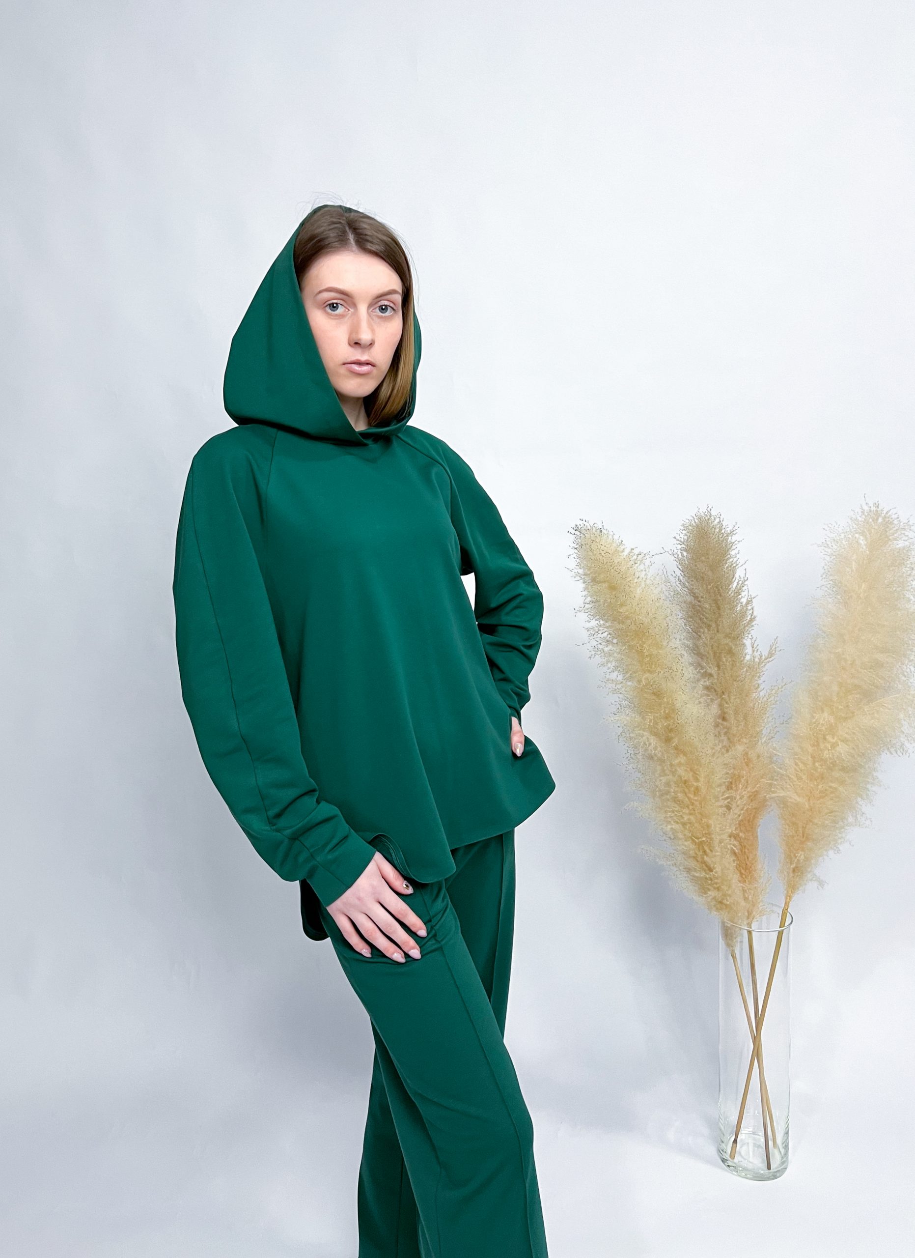 Klassisches Hoodie und weite Hose – Bild 10