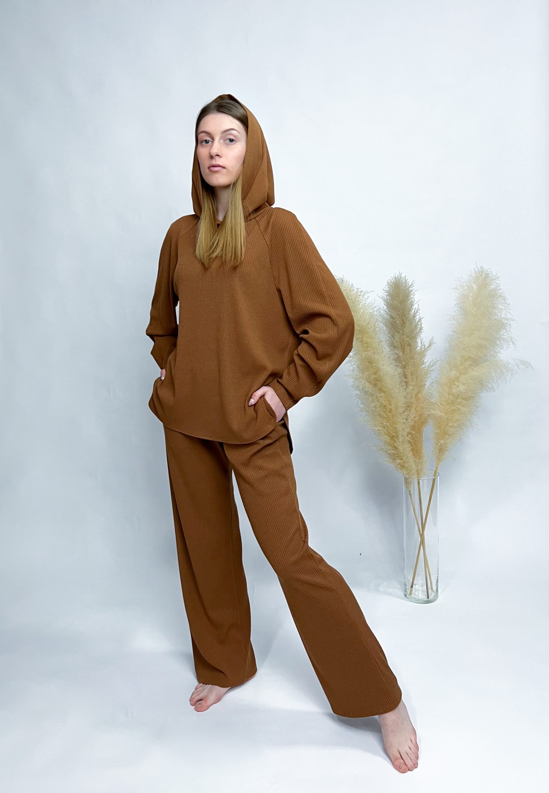 Klassisches Hoodie und weite Hose – Bild 24