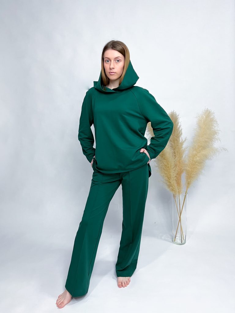Klassisches Hoodie und weite Hose