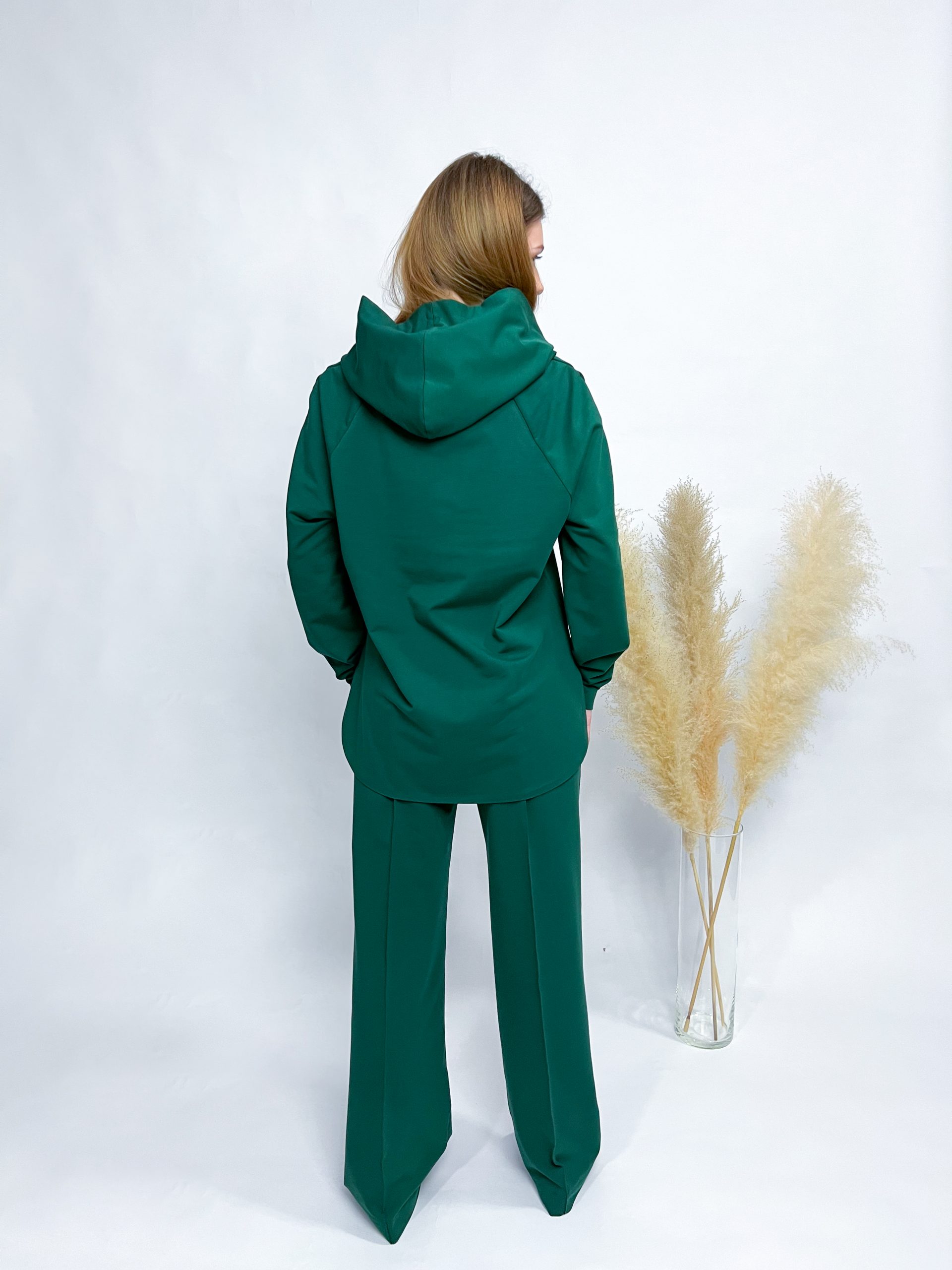 Klassisches Hoodie und weite Hose – Bild 8