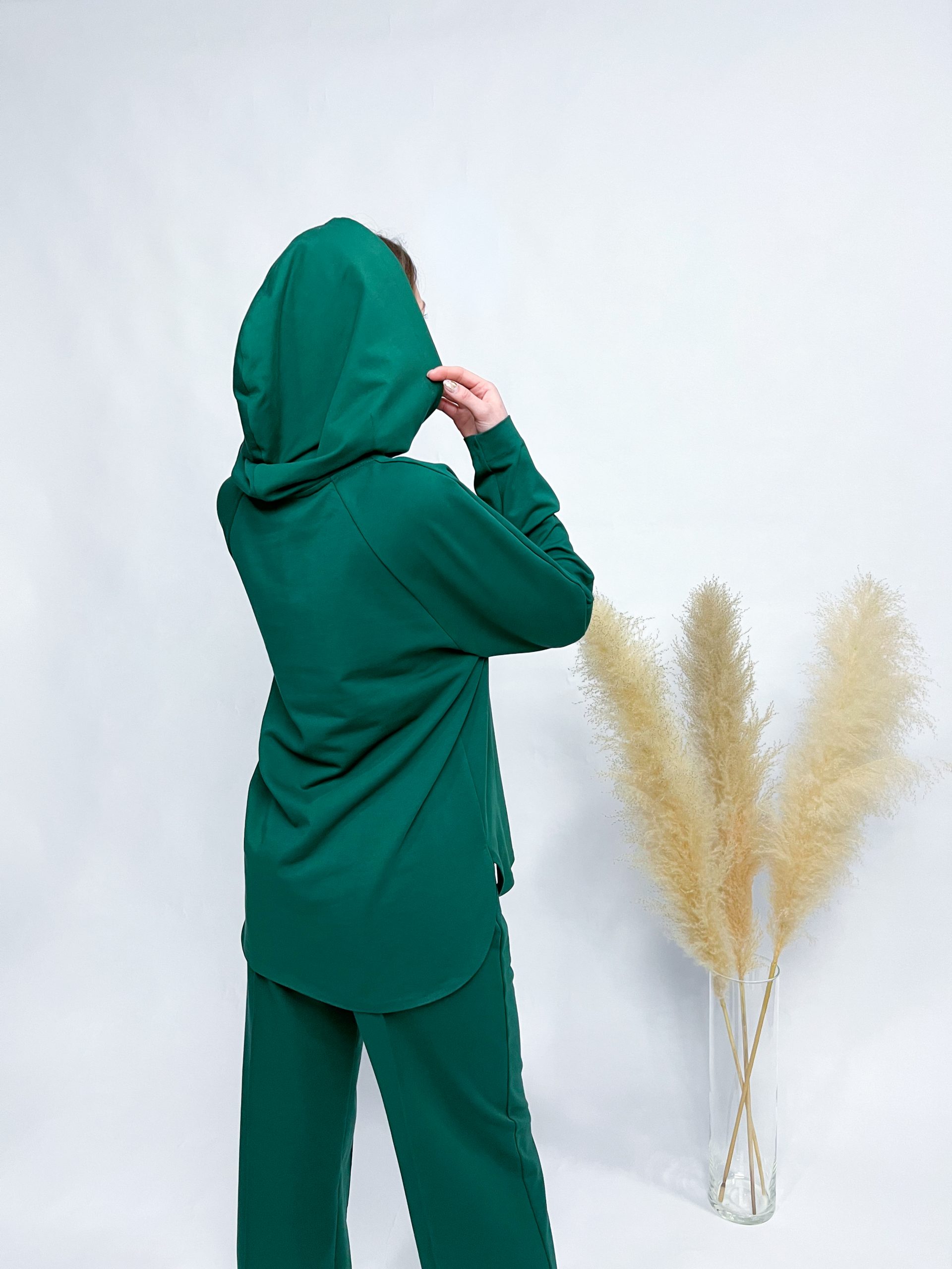 Klassisches Hoodie und weite Hose – Bild 7