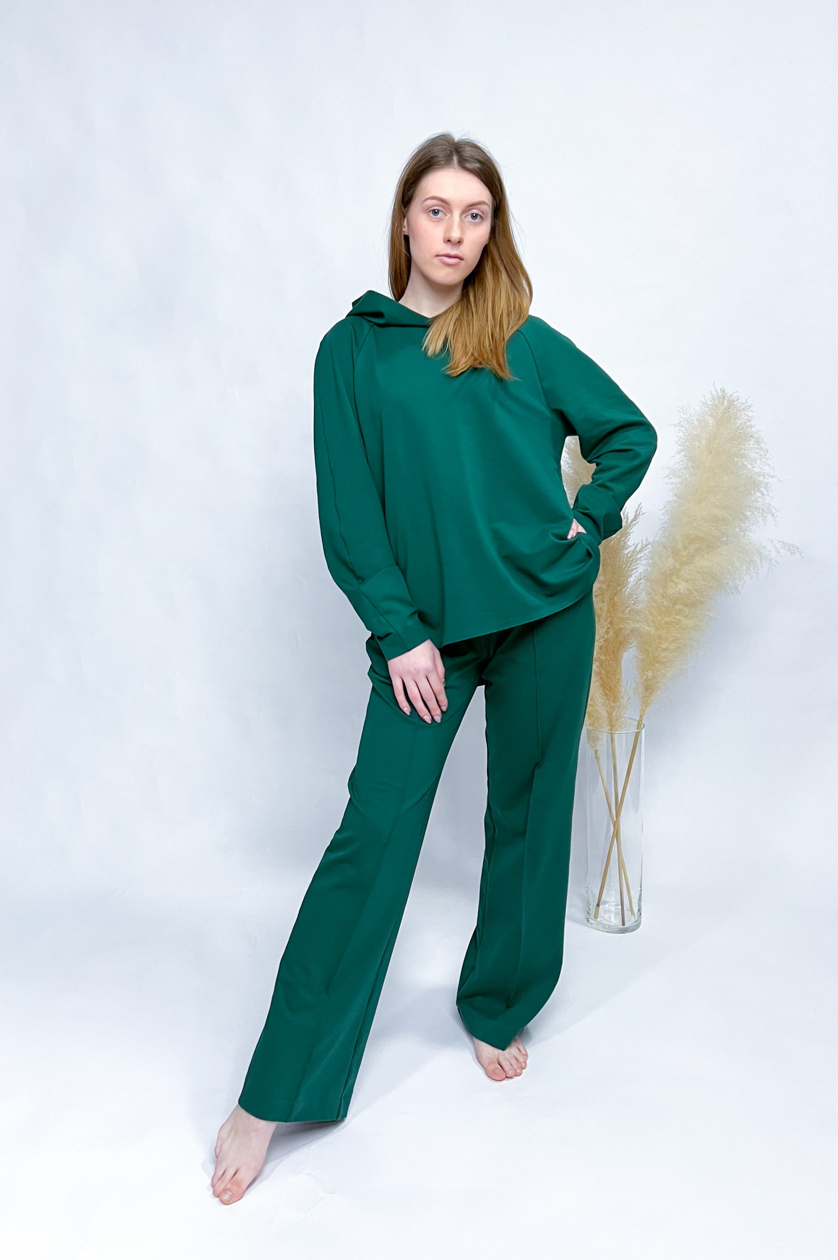 Klassisches Hoodie und weite Hose – Bild 4