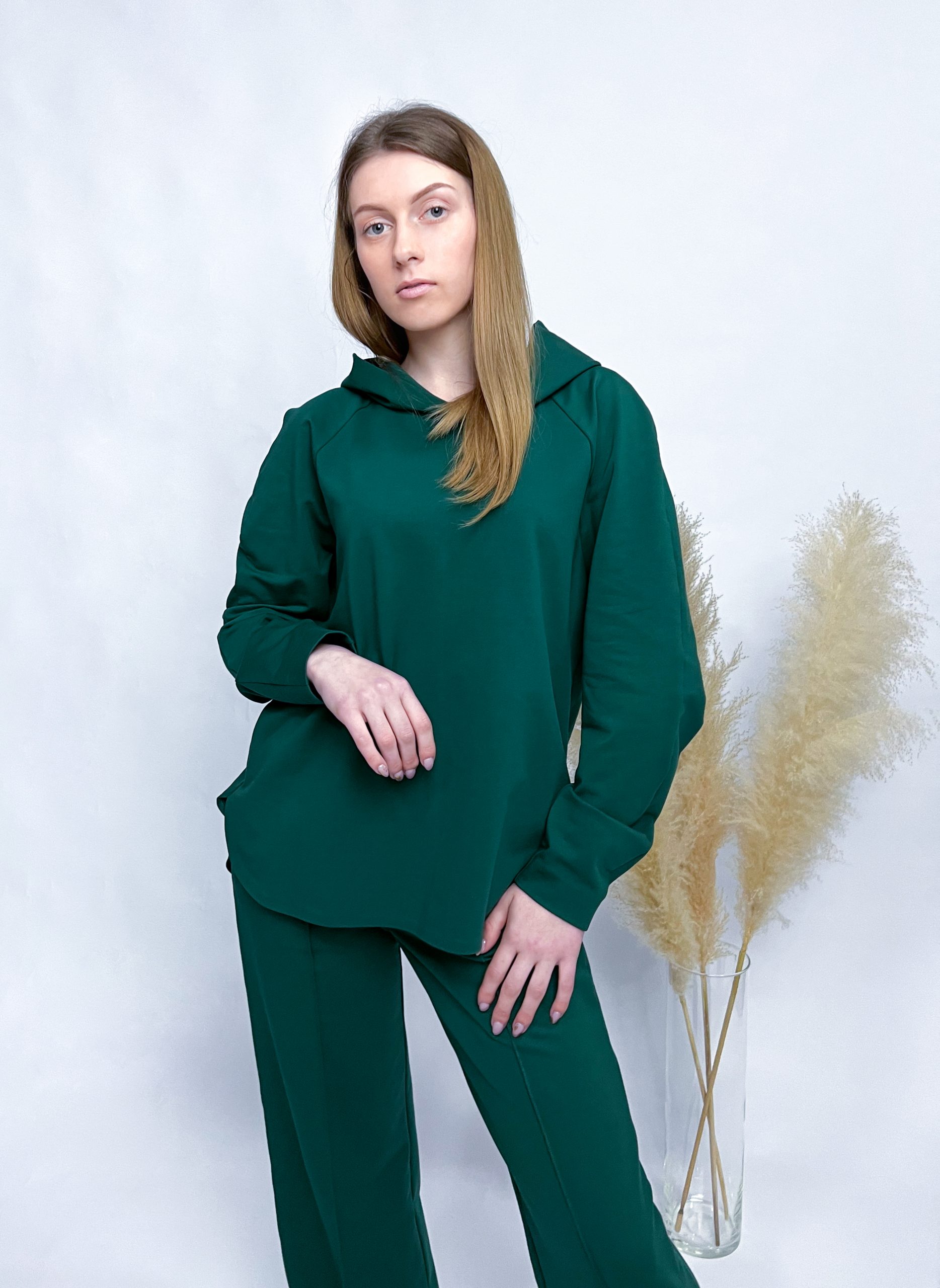 Klassisches Hoodie und weite Hose – Bild 3