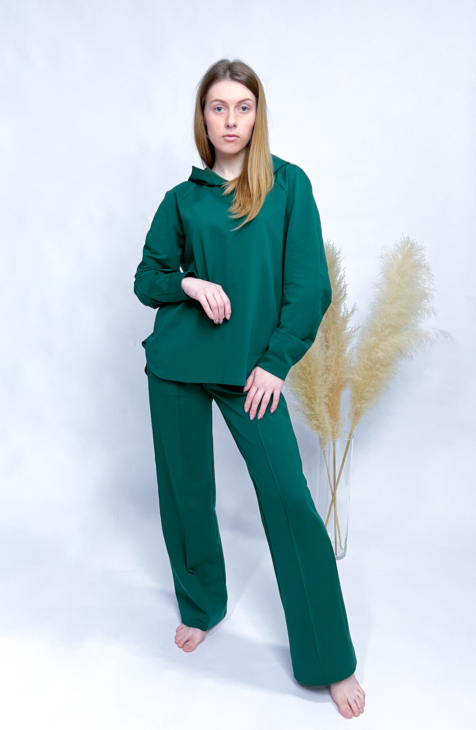 Klassisches Hoodie und weite Hose – Bild 2