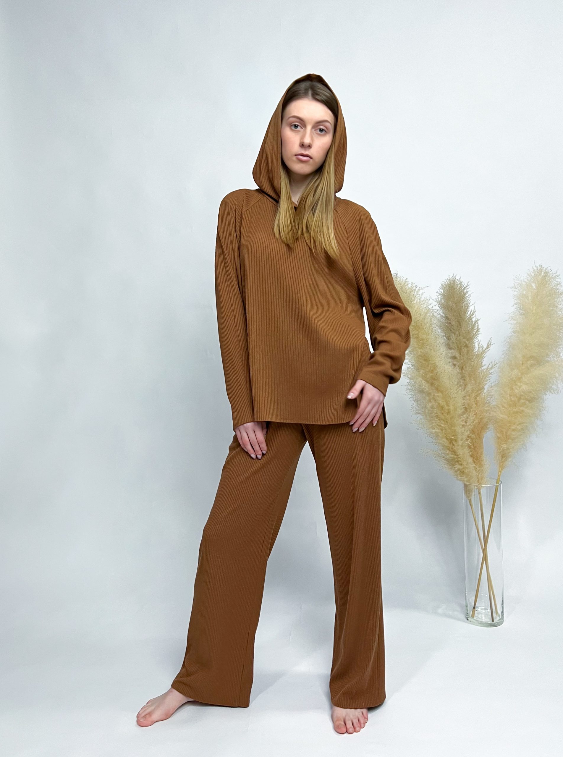 Klassisches Hoodie und weite Hose – Bild 23