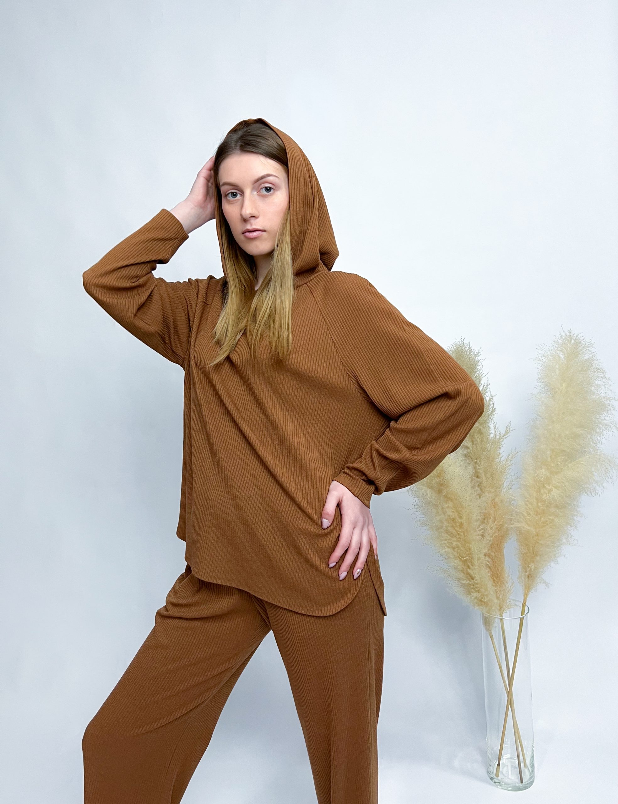 Klassisches Hoodie und weite Hose – Bild 22