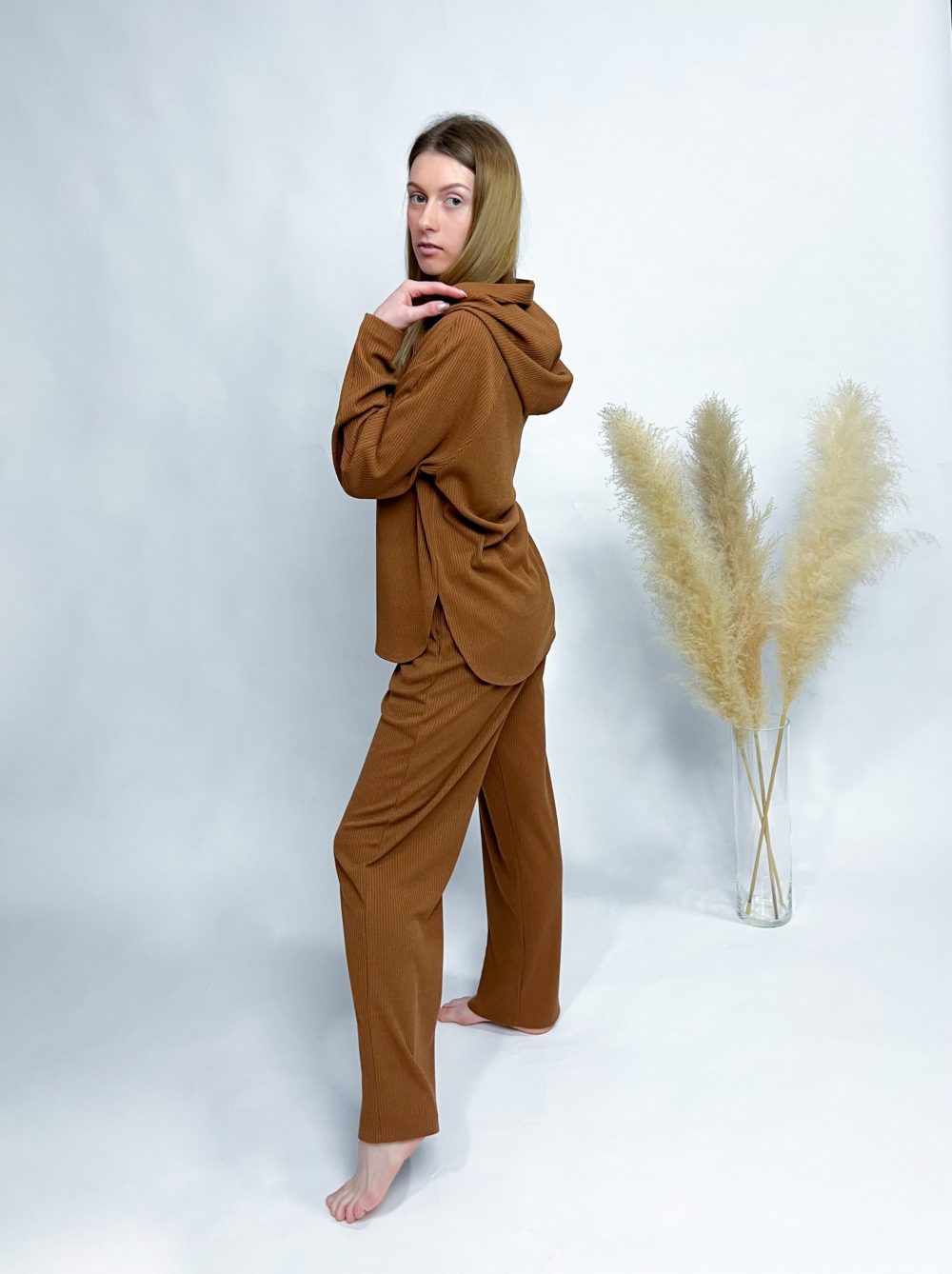 Klassisches Hoodie und weite Hose – Bild 20