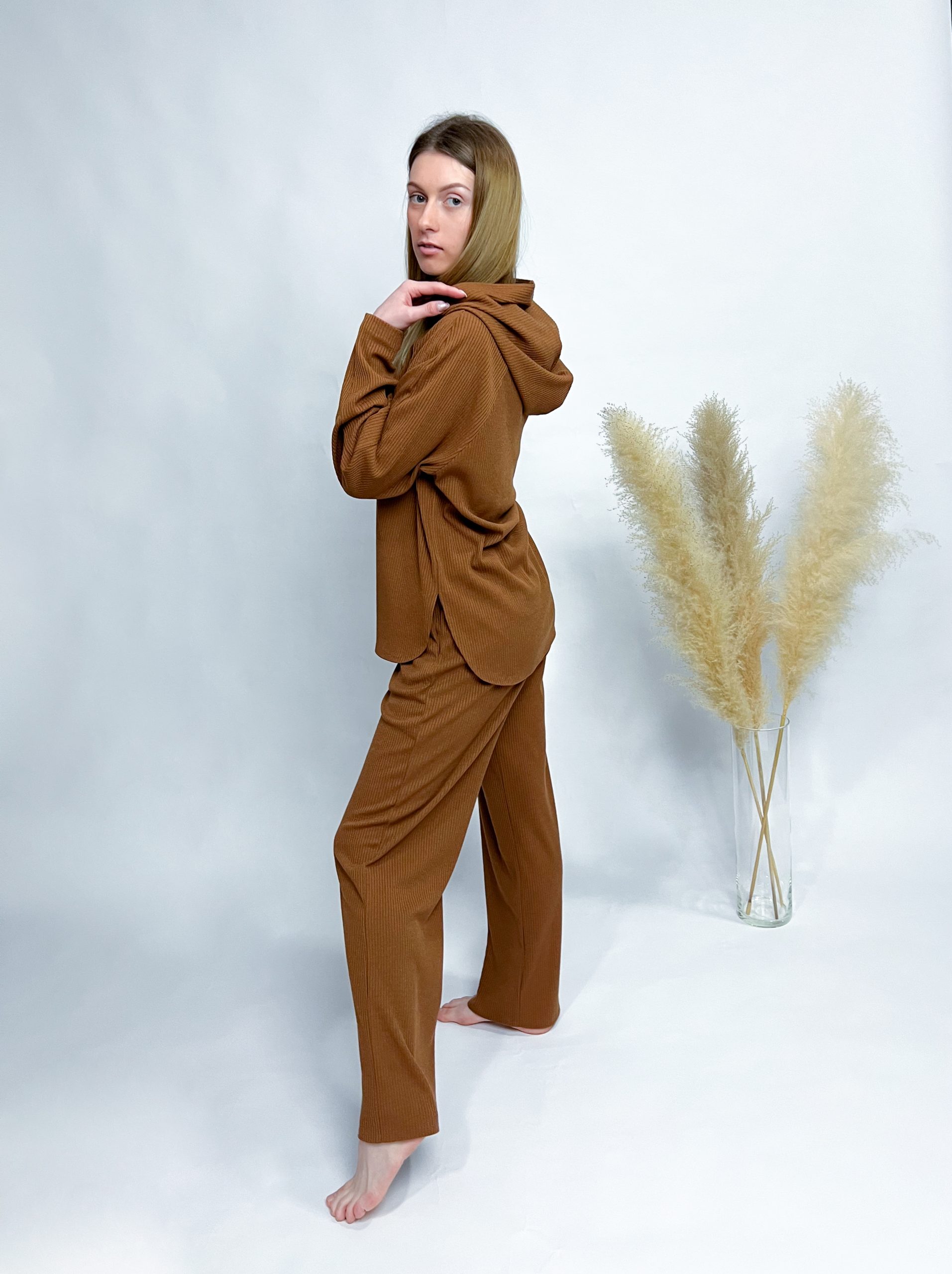 Klassisches Hoodie und weite Hose – Bild 20
