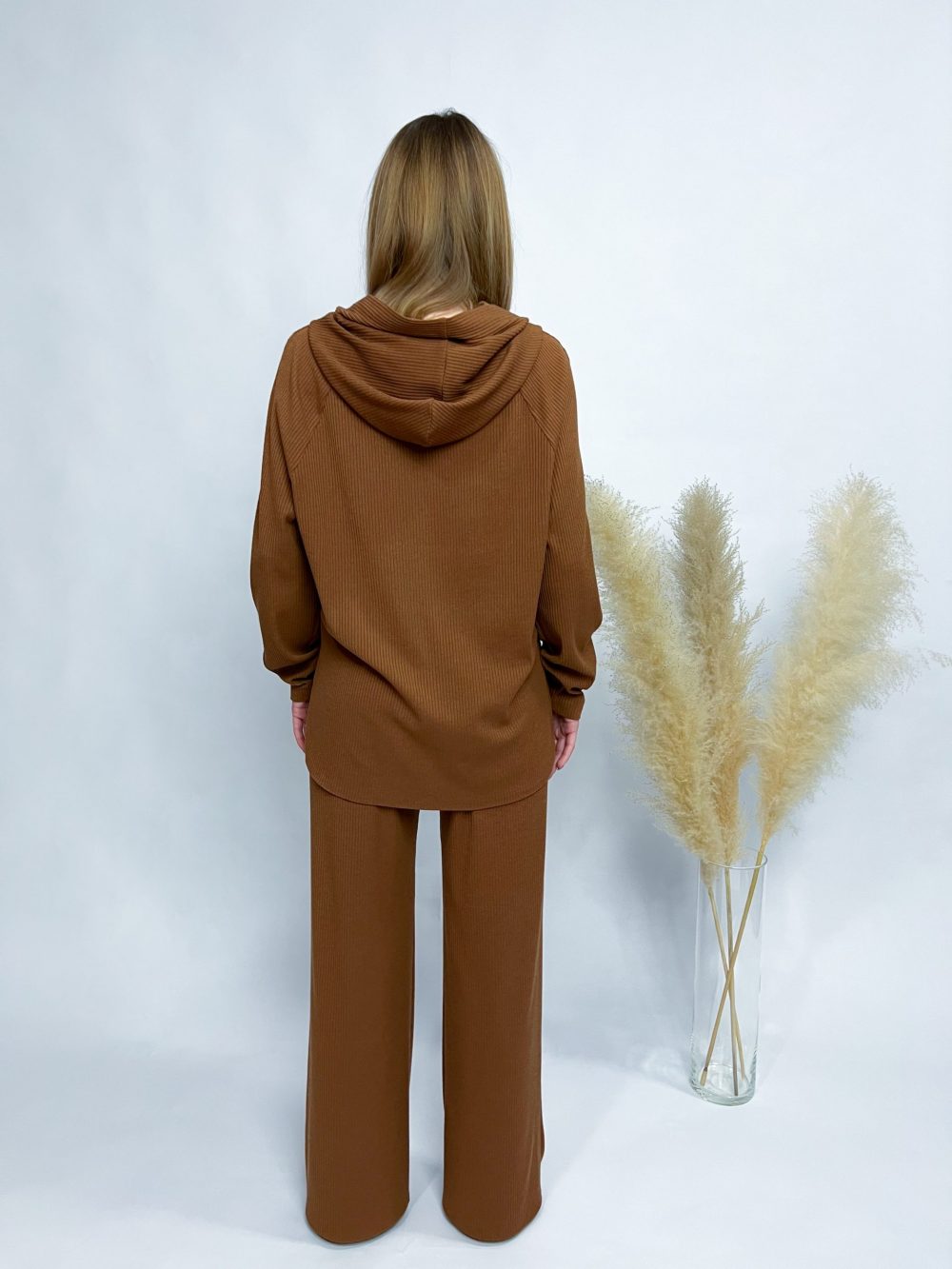 Klassisches Hoodie und weite Hose – Bild 19