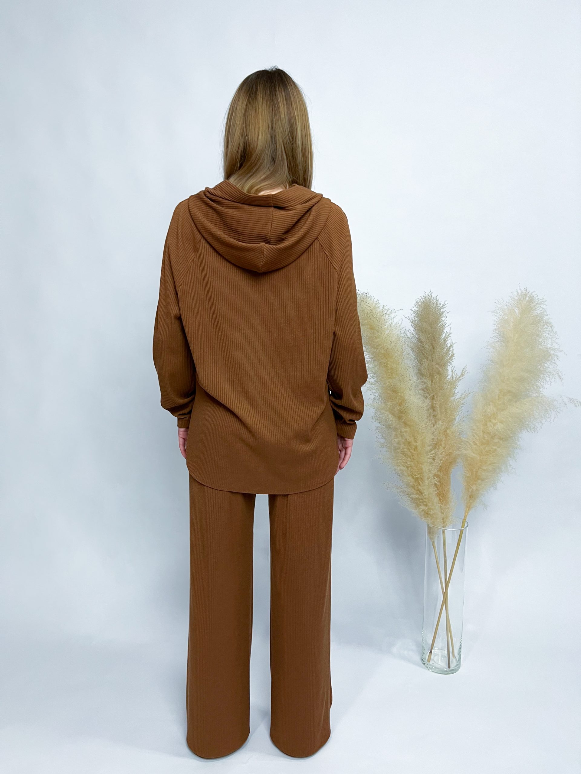 Klassisches Hoodie und weite Hose – Bild 19