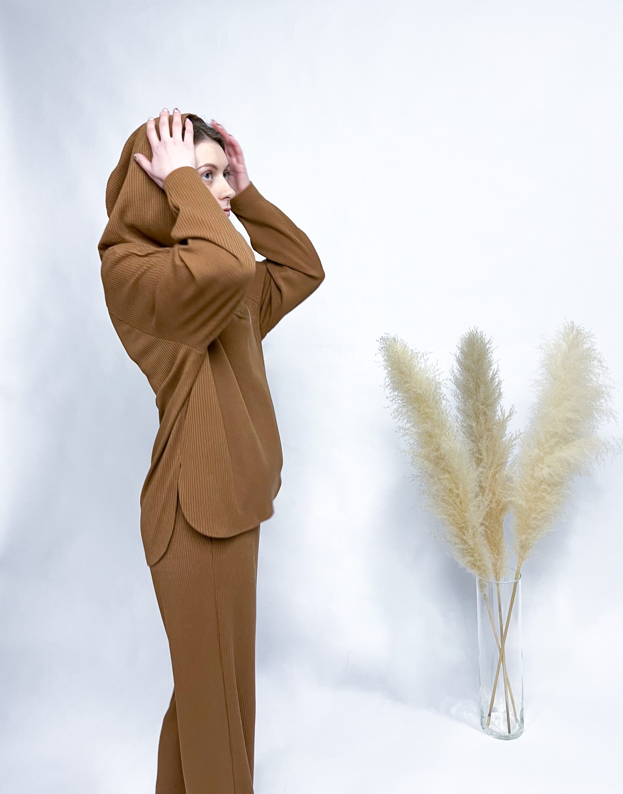 Klassisches Hoodie und weite Hose – Bild 18