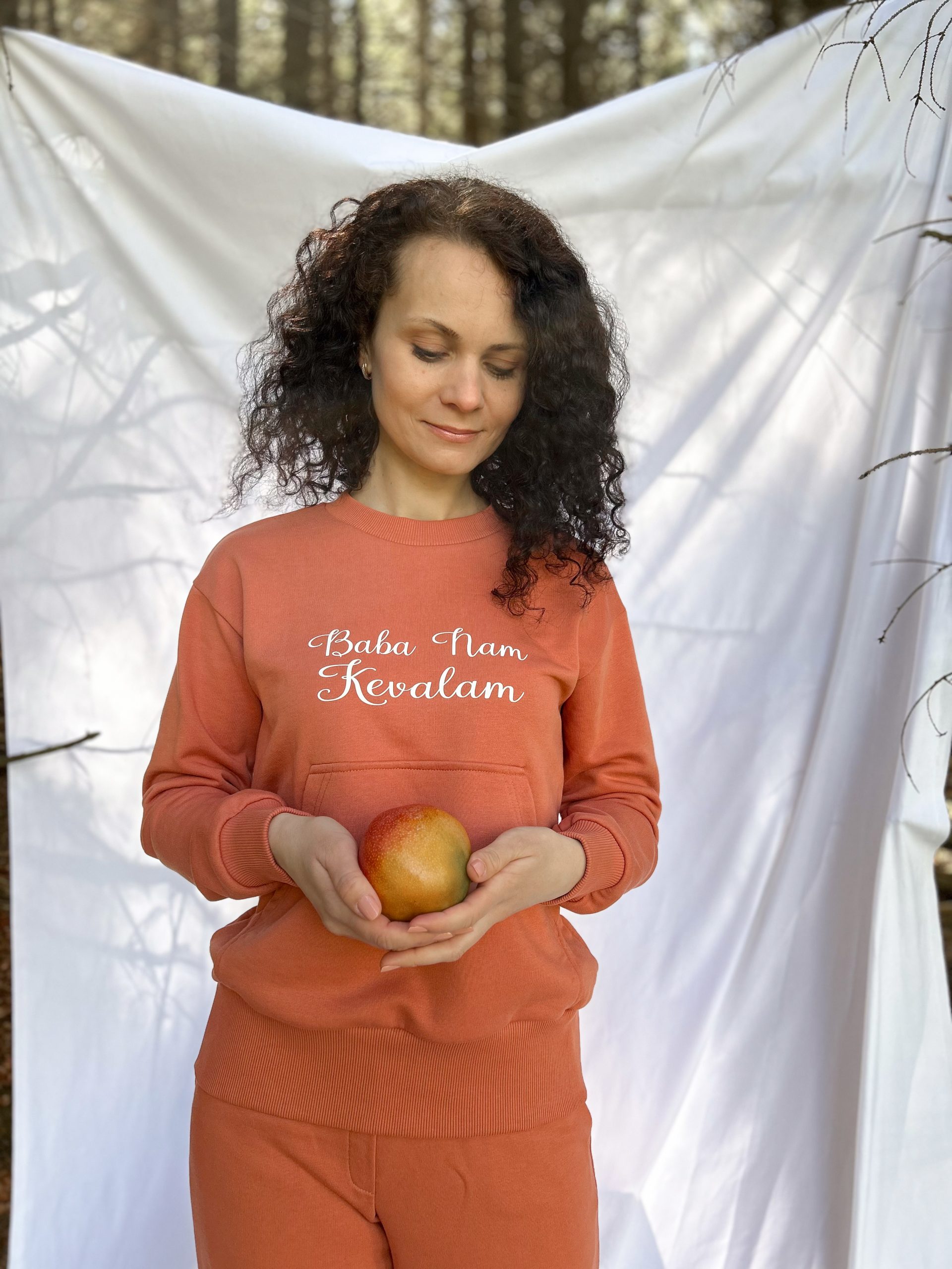 Sweatshirt with kangaroo pocket and wide trousers - Image 17