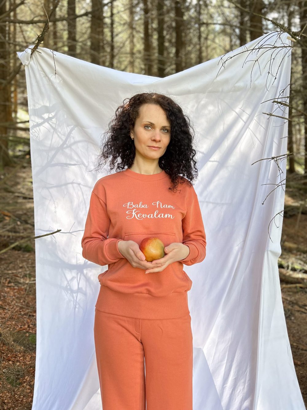 Sweatshirt with kangaroo pocket and wide trousers - Image 16