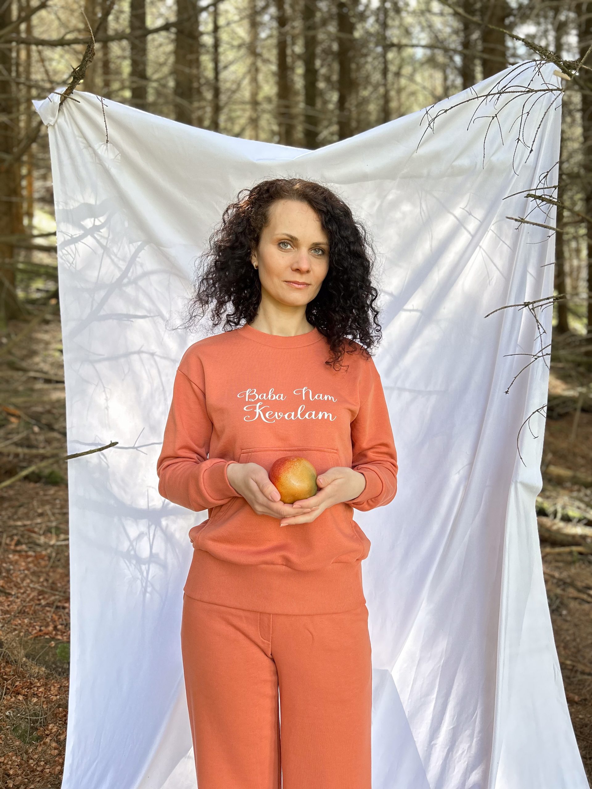 Sweatshirt with kangaroo pocket and wide trousers - Image 16