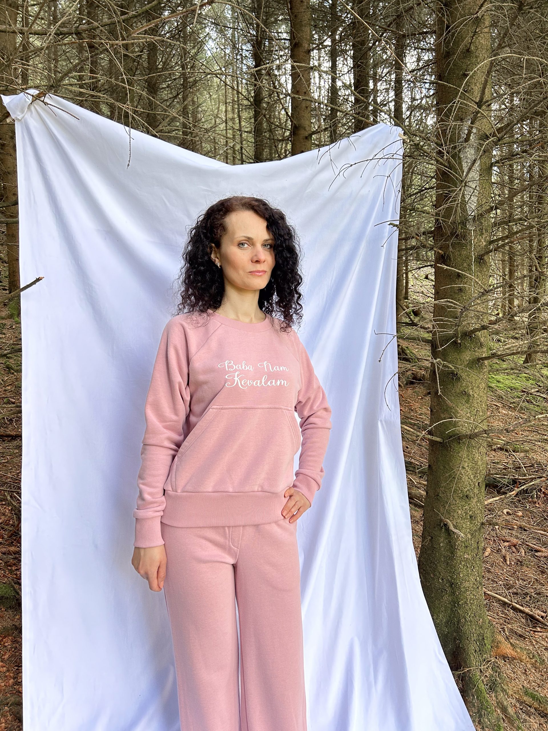 Sweatshirt with kangaroo pocket and wide trousers - Image 9