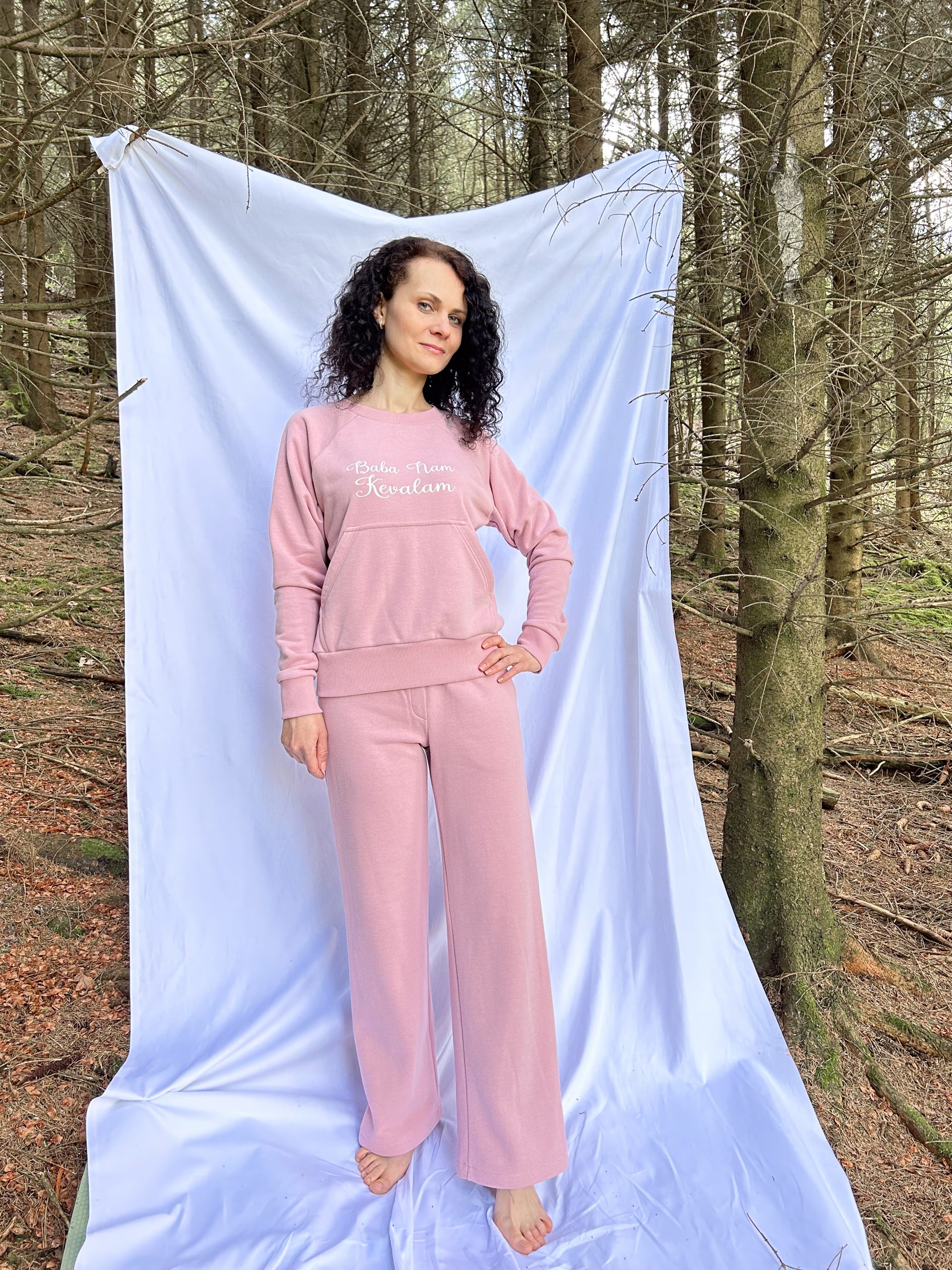Sweatshirt with kangaroo pocket and wide trousers - Image 10
