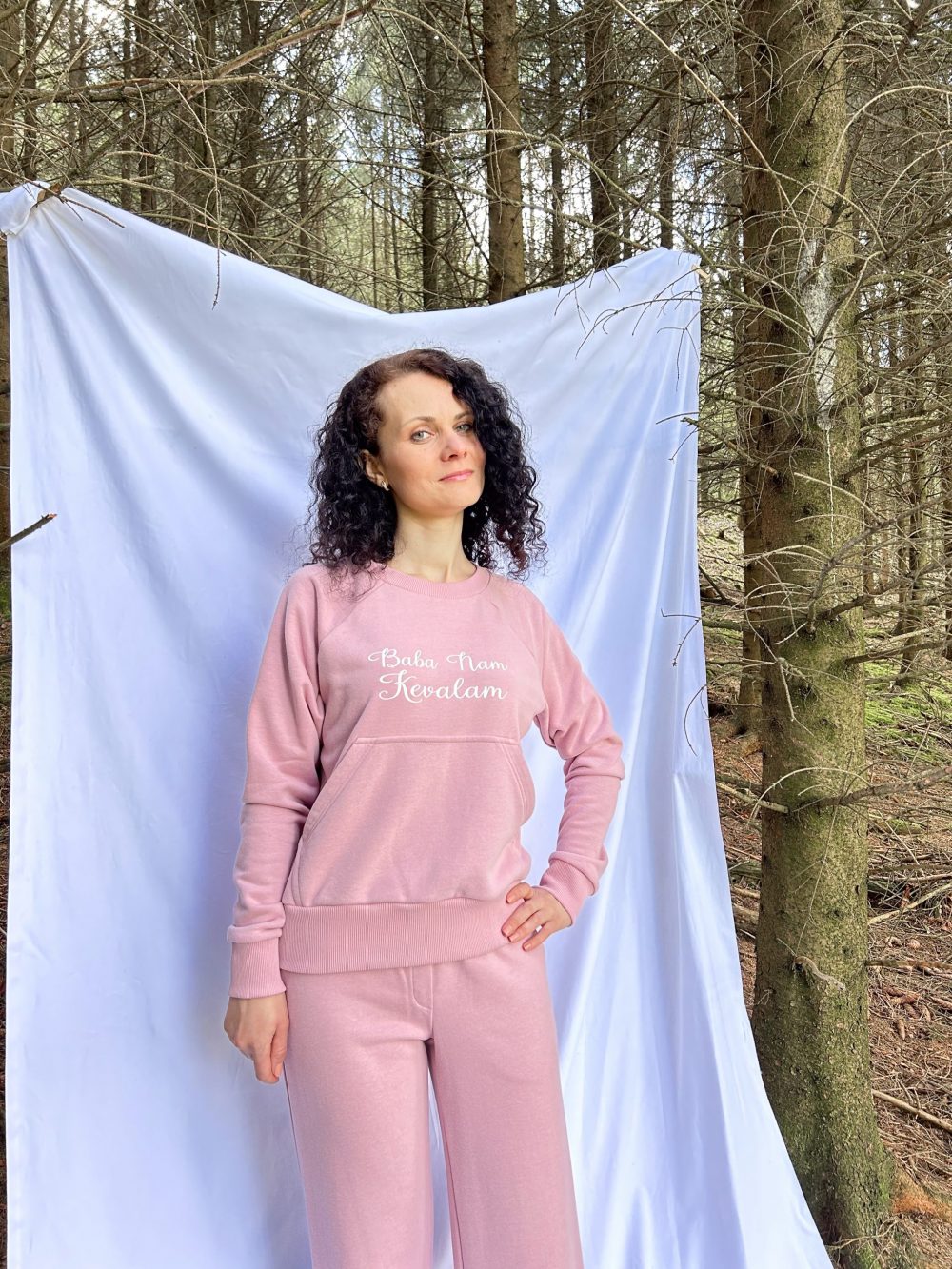Sweatshirt with kangaroo pocket and wide trousers - Image 7