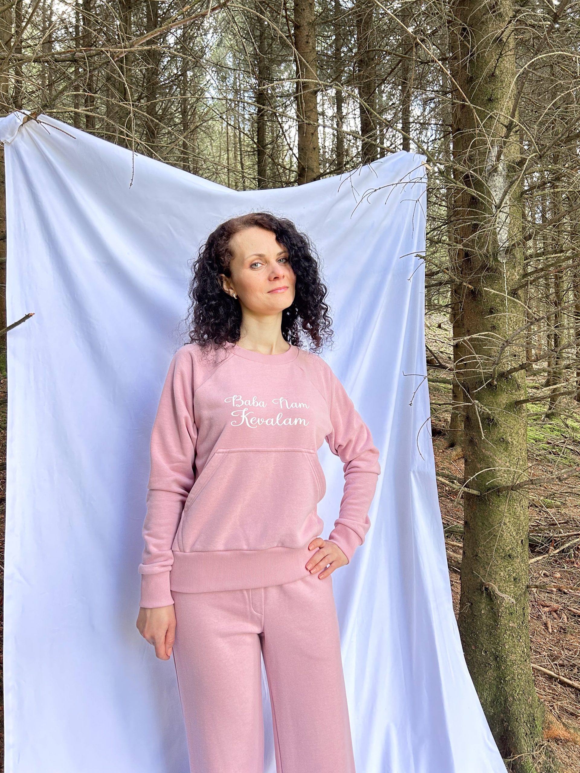 Sweatshirt with kangaroo pocket and wide trousers - Image 7