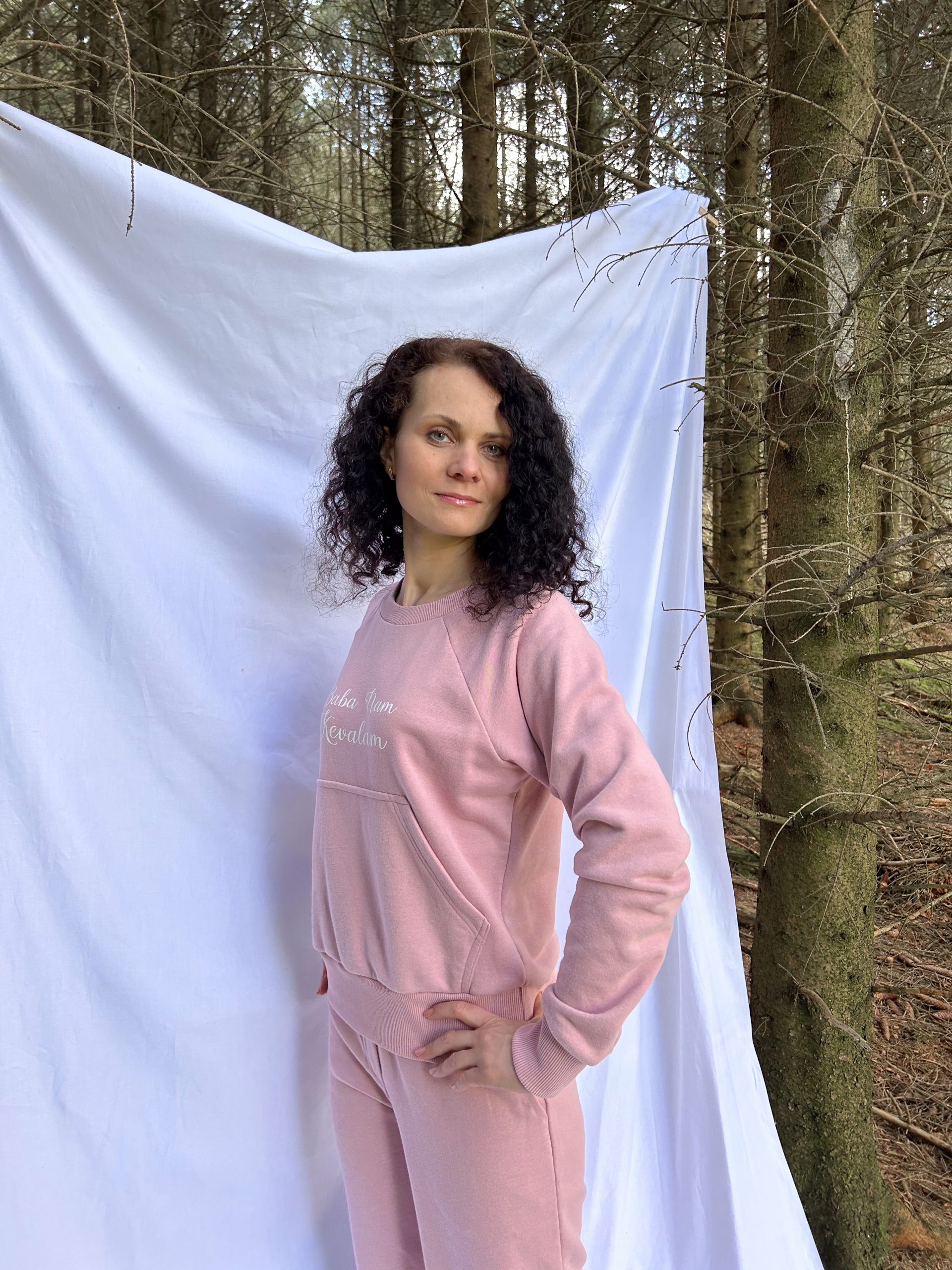 Sweatshirt with kangaroo pocket and wide trousers - Image 8