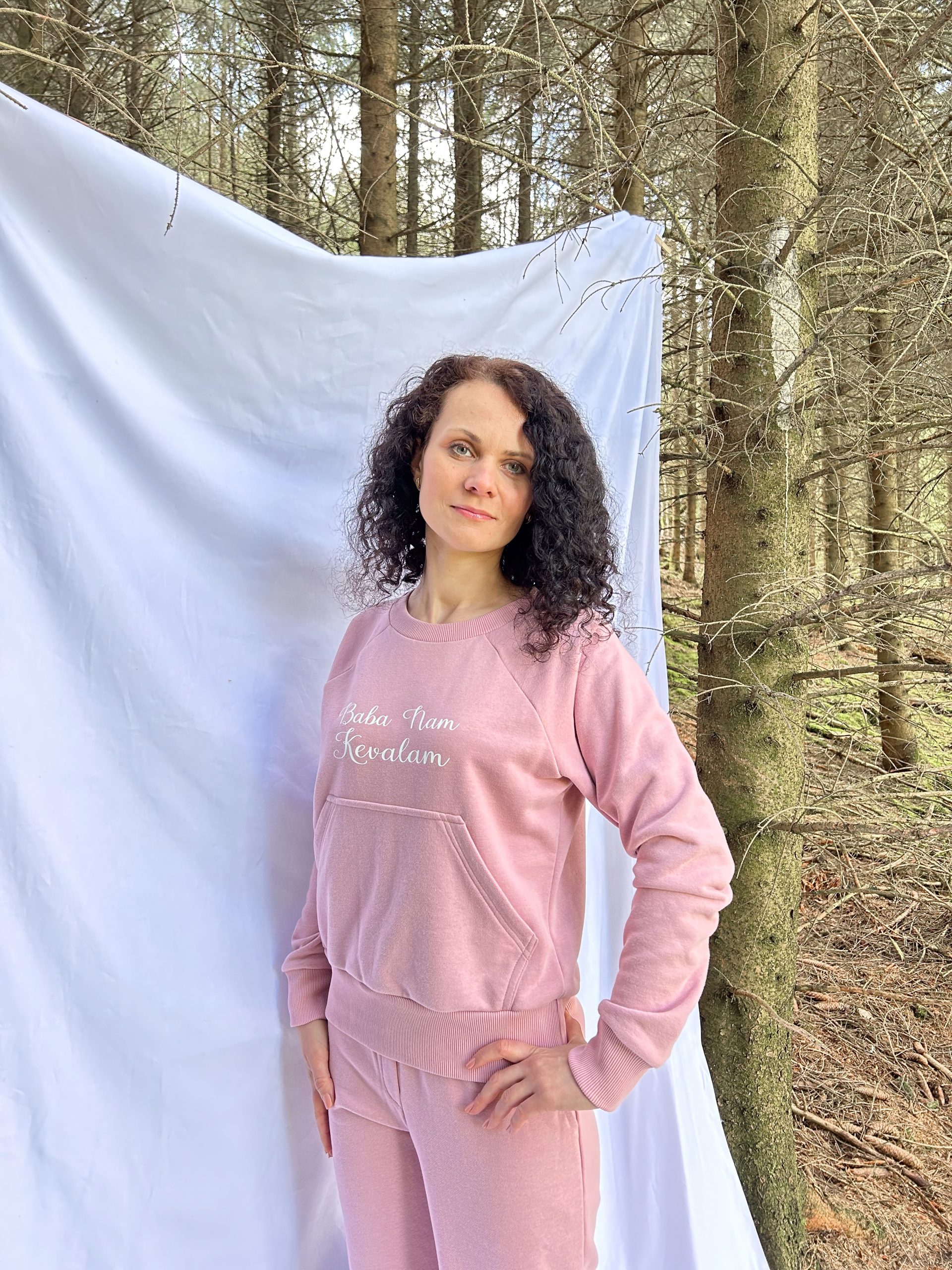 Sweatshirt with kangaroo pocket and wide trousers - Image 6