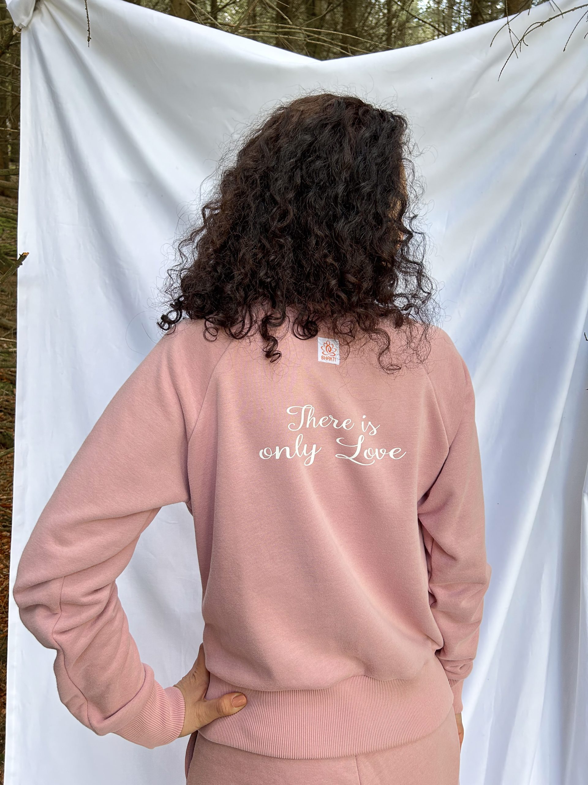 Sweatshirt with kangaroo pocket and wide trousers - Image 4
