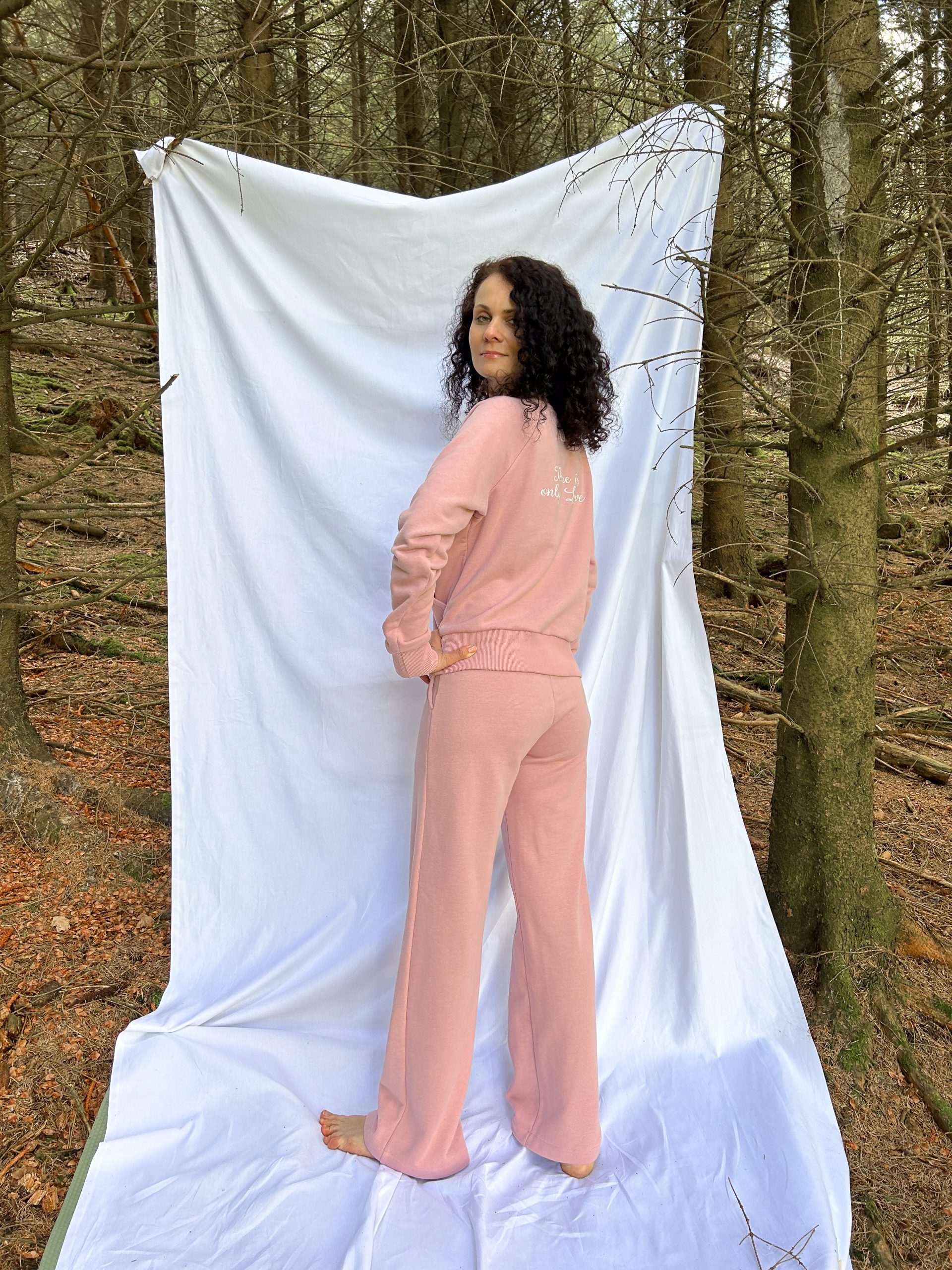Sweatshirt with kangaroo pocket and wide trousers - Image 3